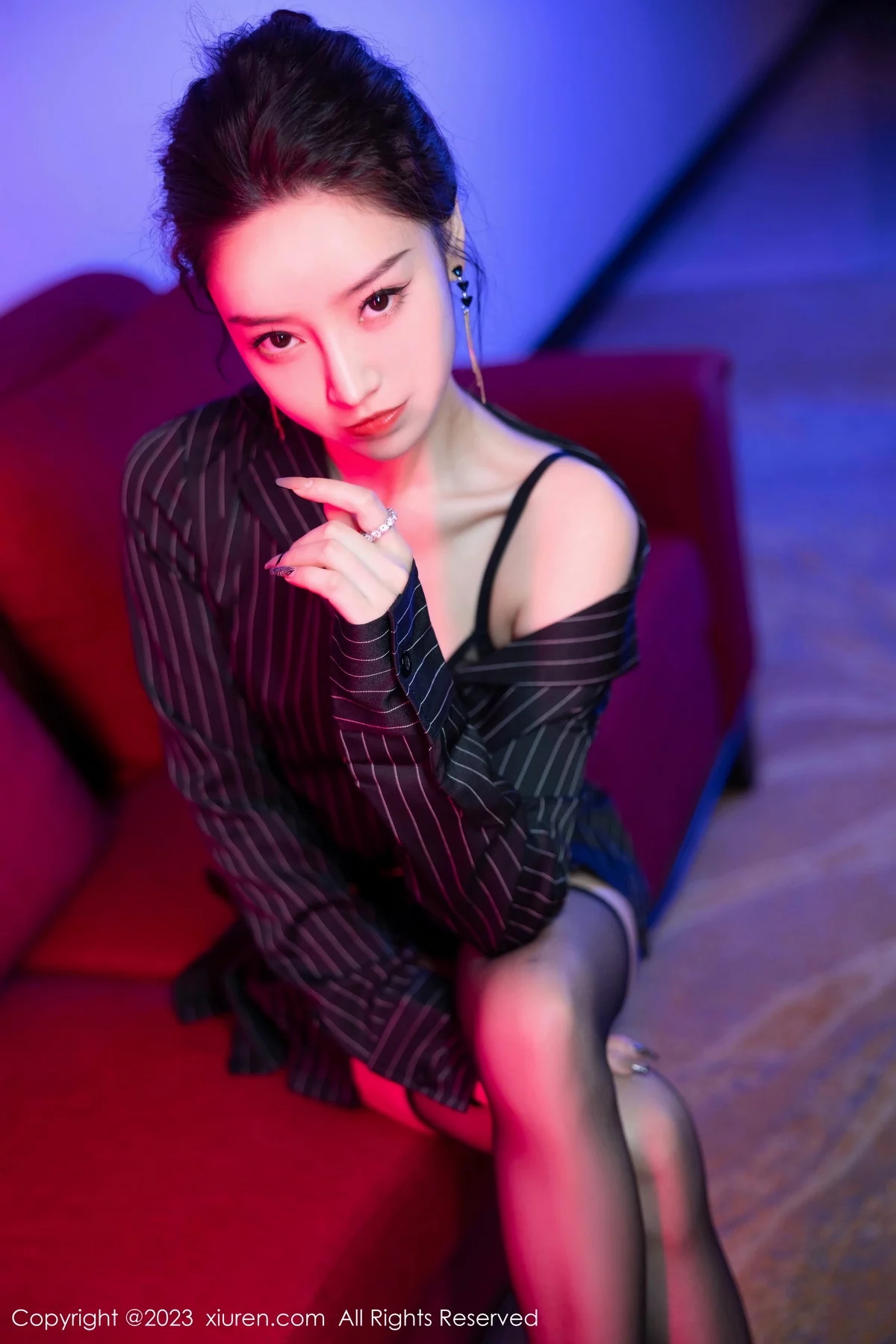 XiuRen第7611期_模特苏曼兮黑色条纹衬衫露黑色内衣配黑丝吊袜秀翘臀诱惑写真90P