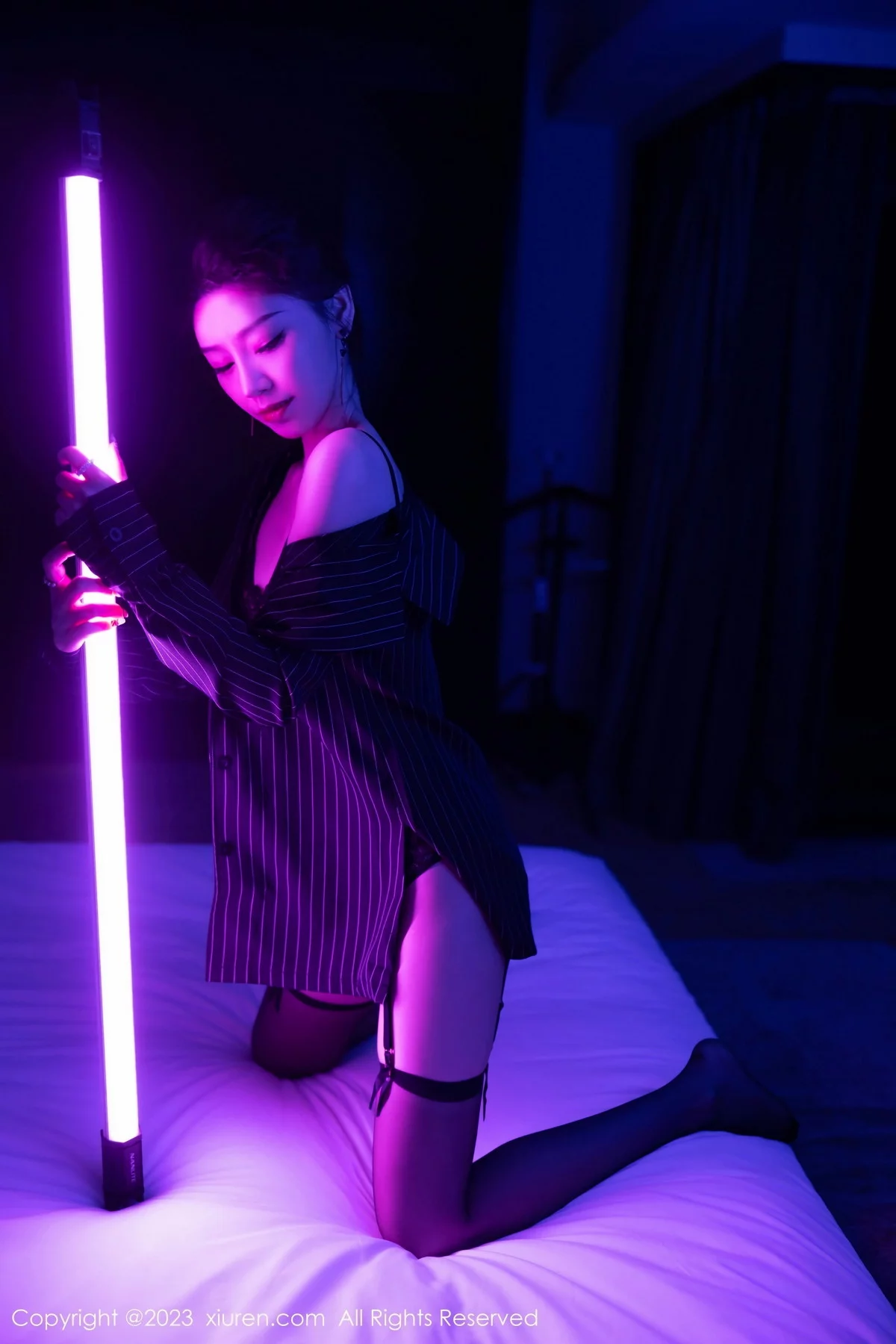 XiuRen第7611期_模特苏曼兮黑色条纹衬衫露黑色内衣配黑丝吊袜秀翘臀诱惑写真90P