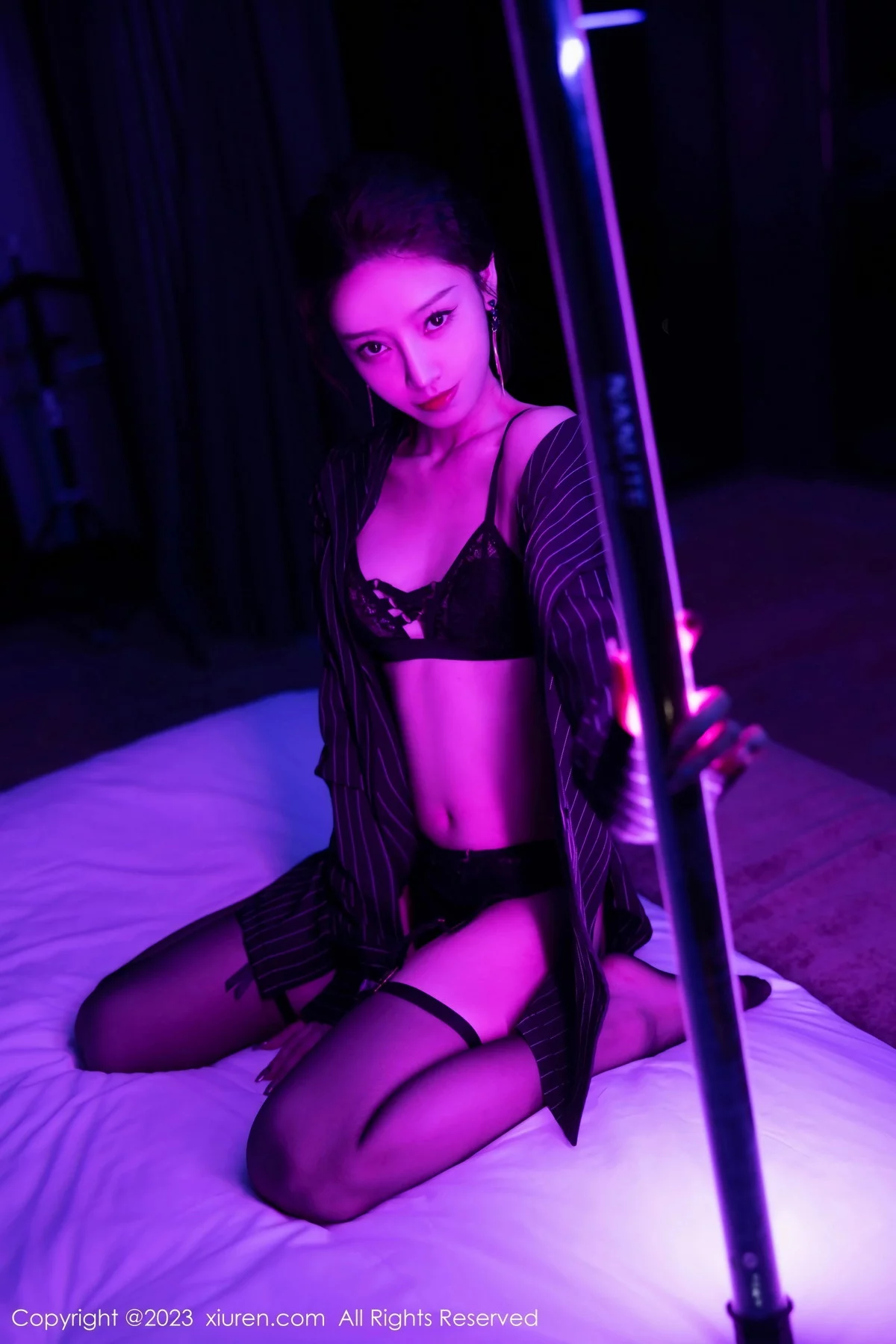 XiuRen第7611期_模特苏曼兮黑色条纹衬衫露黑色内衣配黑丝吊袜秀翘臀诱惑写真90P