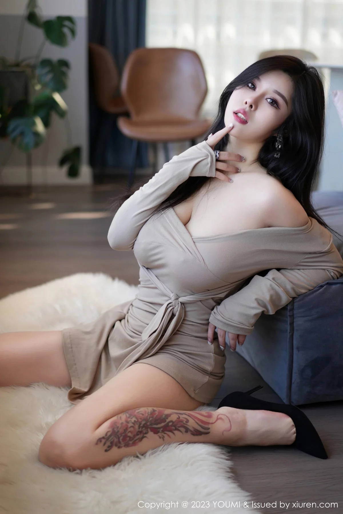 [YouMi尤蜜荟]Vol.1000_模特周思乔Betty浅暖色连衣短裙配超薄肉丝秀凹凸身材诱惑写真76P