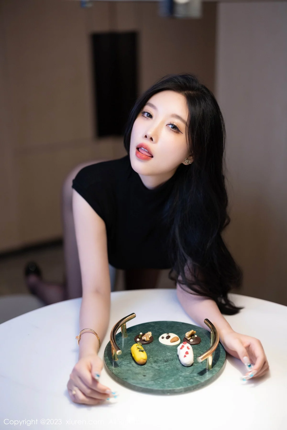 XiuRen第7627期_女神杨晨晨Yome性感黑色上衣配黑短裙露超薄无内黑丝魅惑写真90P