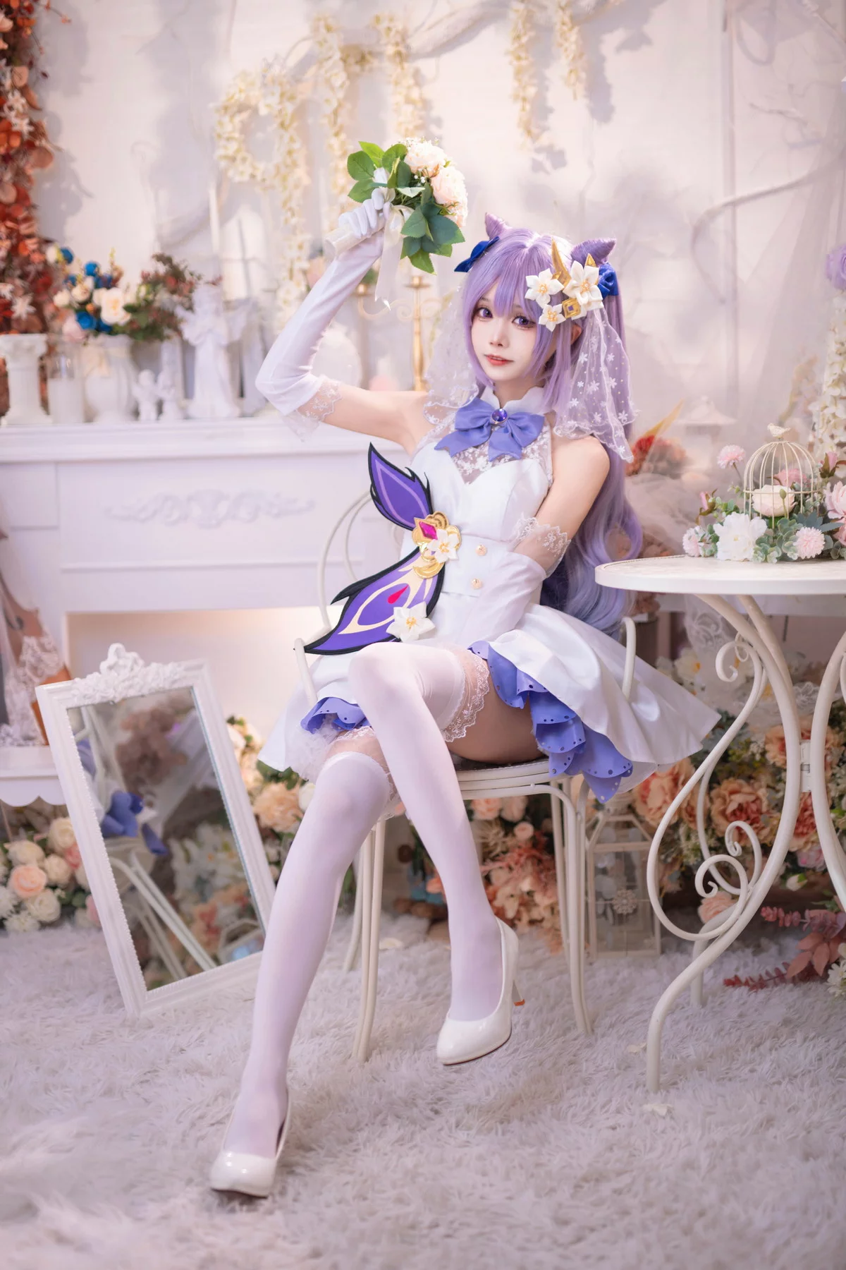 Coser小姐姐艾西Aiwest刻晴花嫁主题性感白色婚纱配白丝袜秀完美身材迷人写真40P