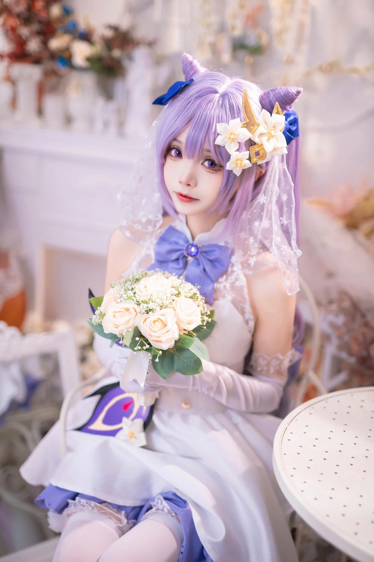 Coser小姐姐艾西Aiwest刻晴花嫁主题性感白色婚纱配白丝袜秀完美身材迷人写真40P