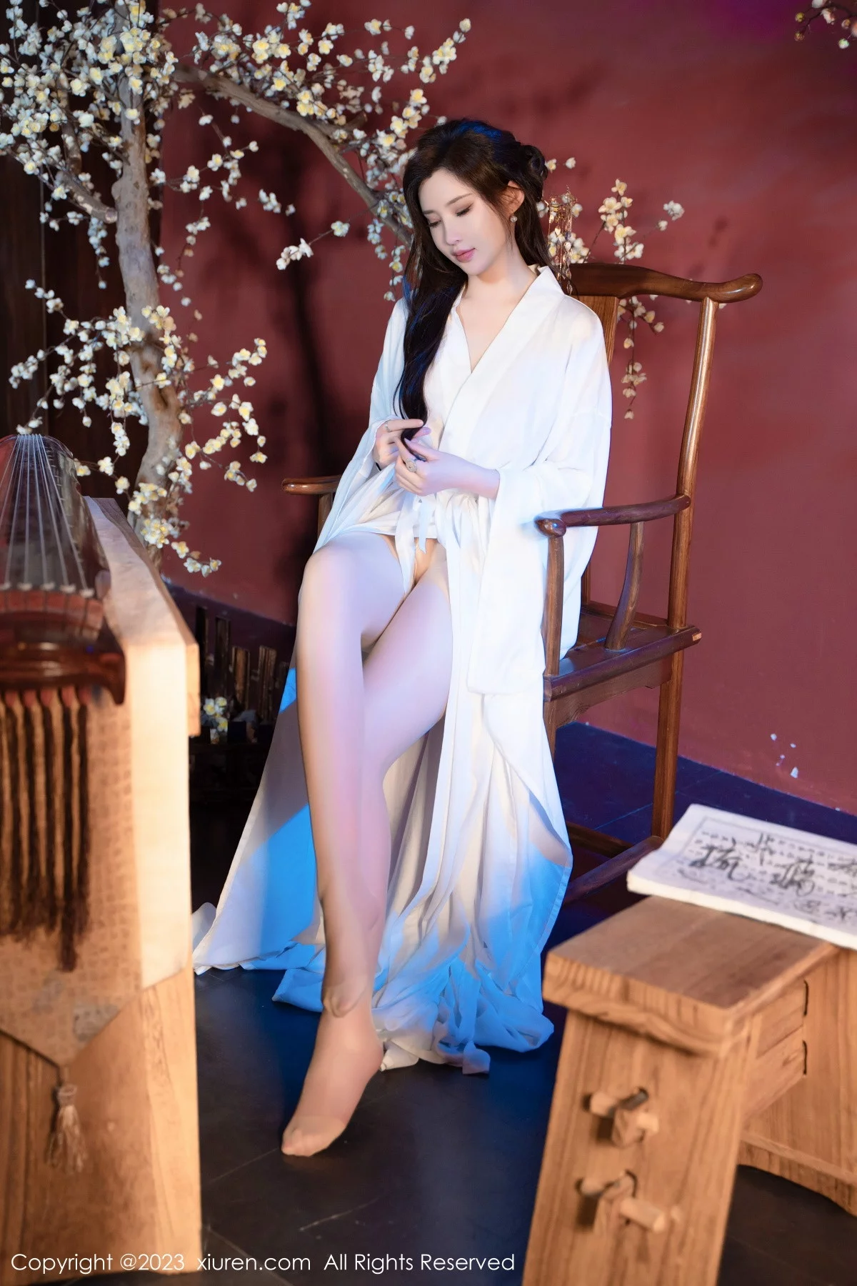 XiuRen第7625期_女神Carol周妍希性感白色汉服配超薄肉丝秀丰满身材诱惑写真104P