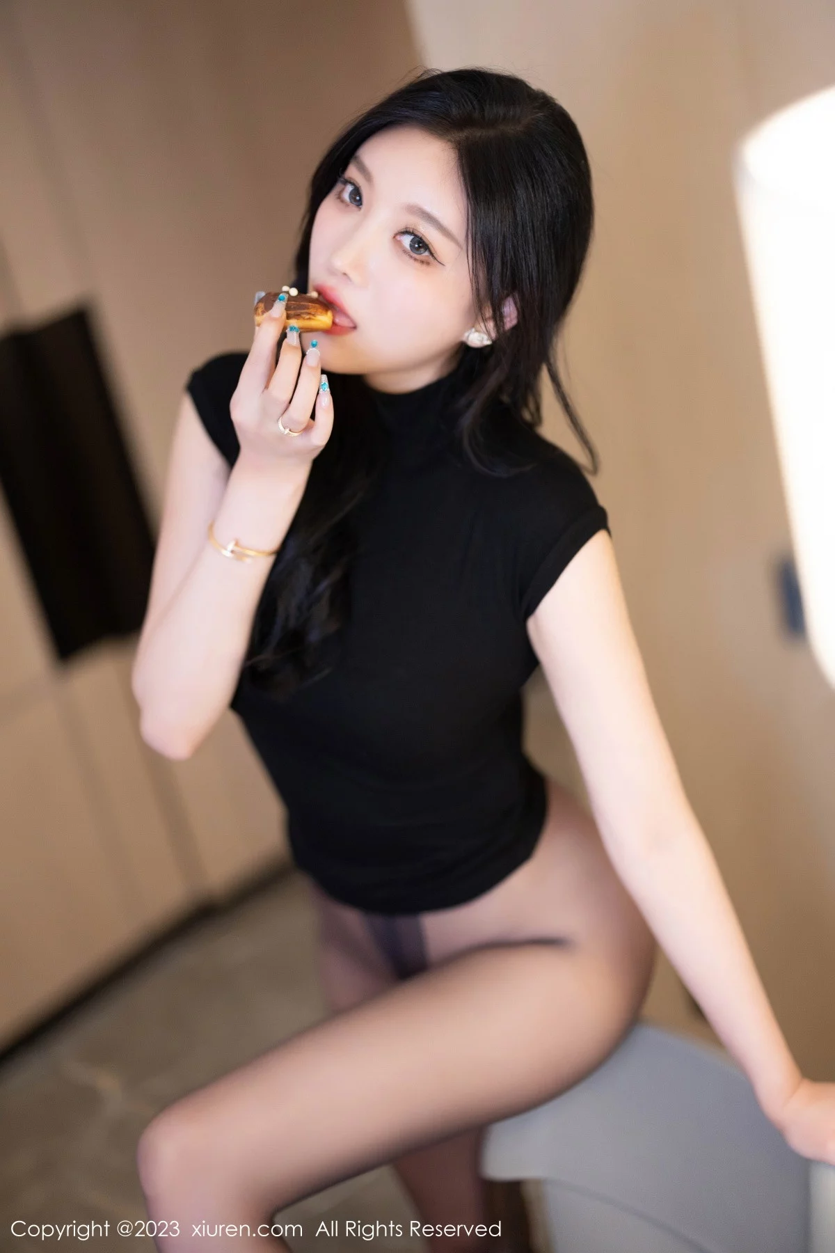 XiuRen第7627期_女神杨晨晨Yome性感黑色上衣配黑短裙露超薄无内黑丝魅惑写真90P
