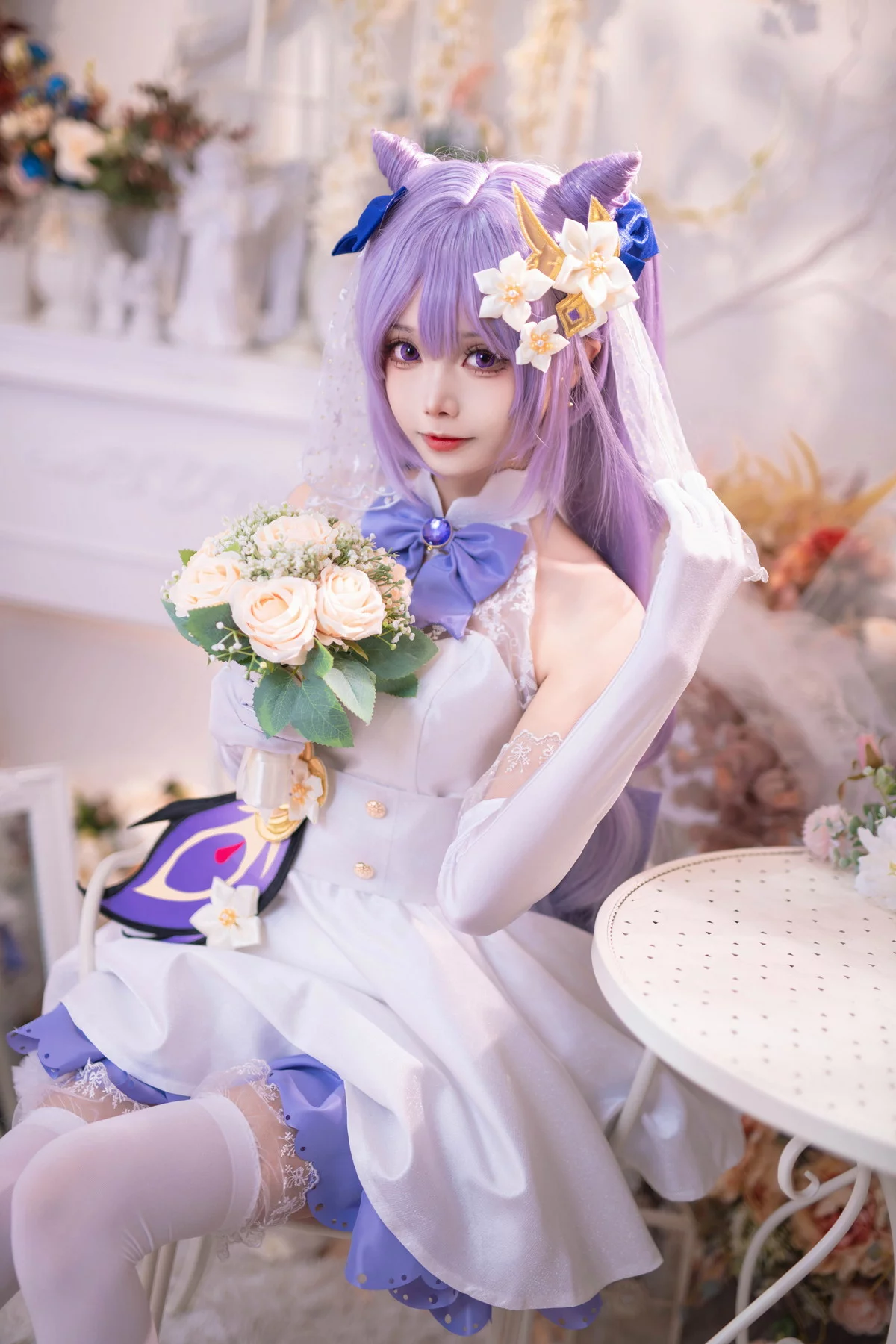Coser小姐姐艾西Aiwest刻晴花嫁主题性感白色婚纱配白丝袜秀完美身材迷人写真40P