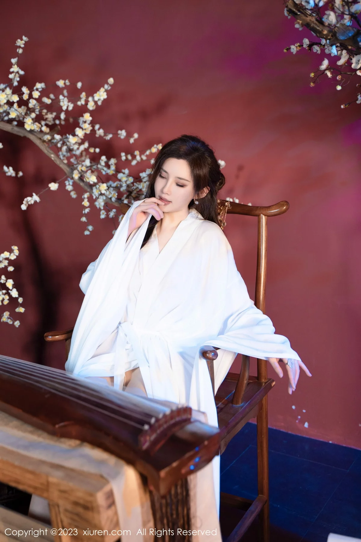 XiuRen第7625期_女神Carol周妍希性感白色汉服配超薄肉丝秀丰满身材诱惑写真104P