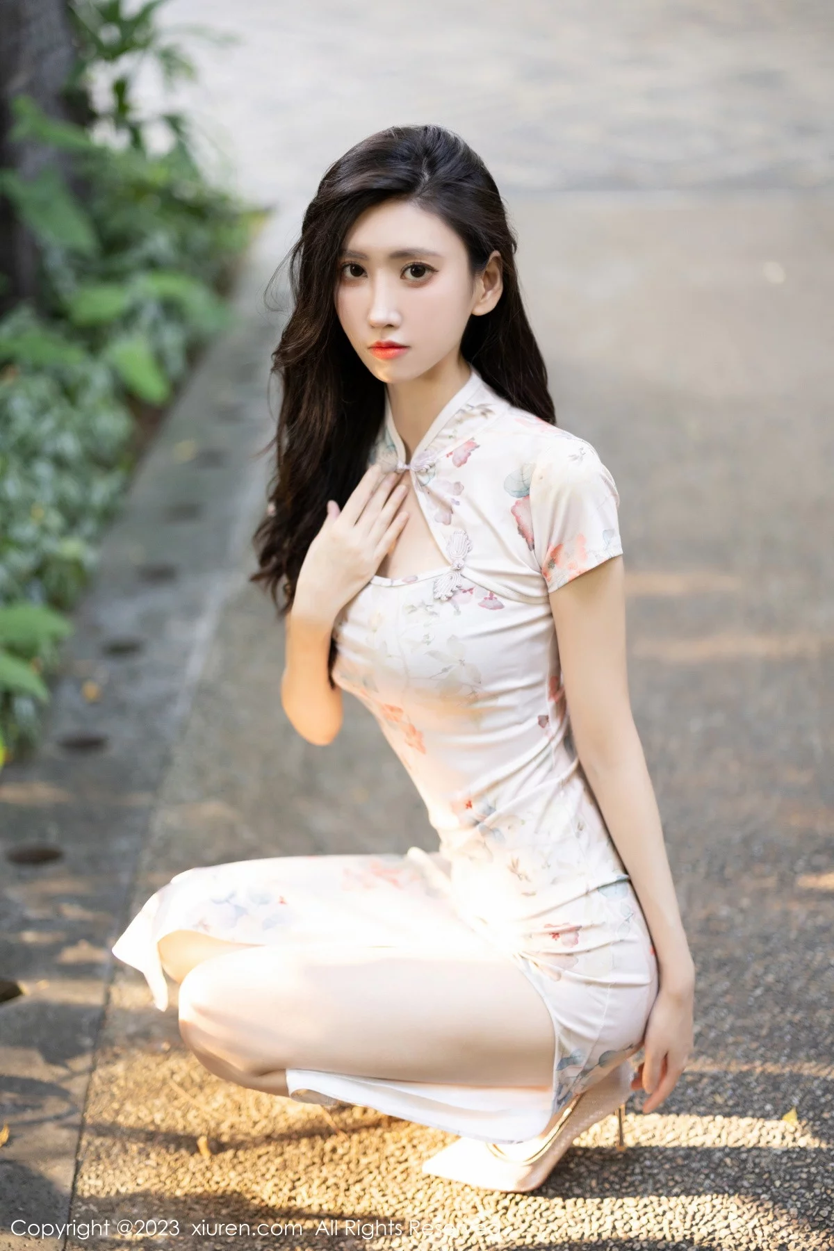 XiuRen第7631期_模特章芃芃性感浅色旗袍+黑色蕾丝情趣服秀曼妙身姿诱惑写真100P