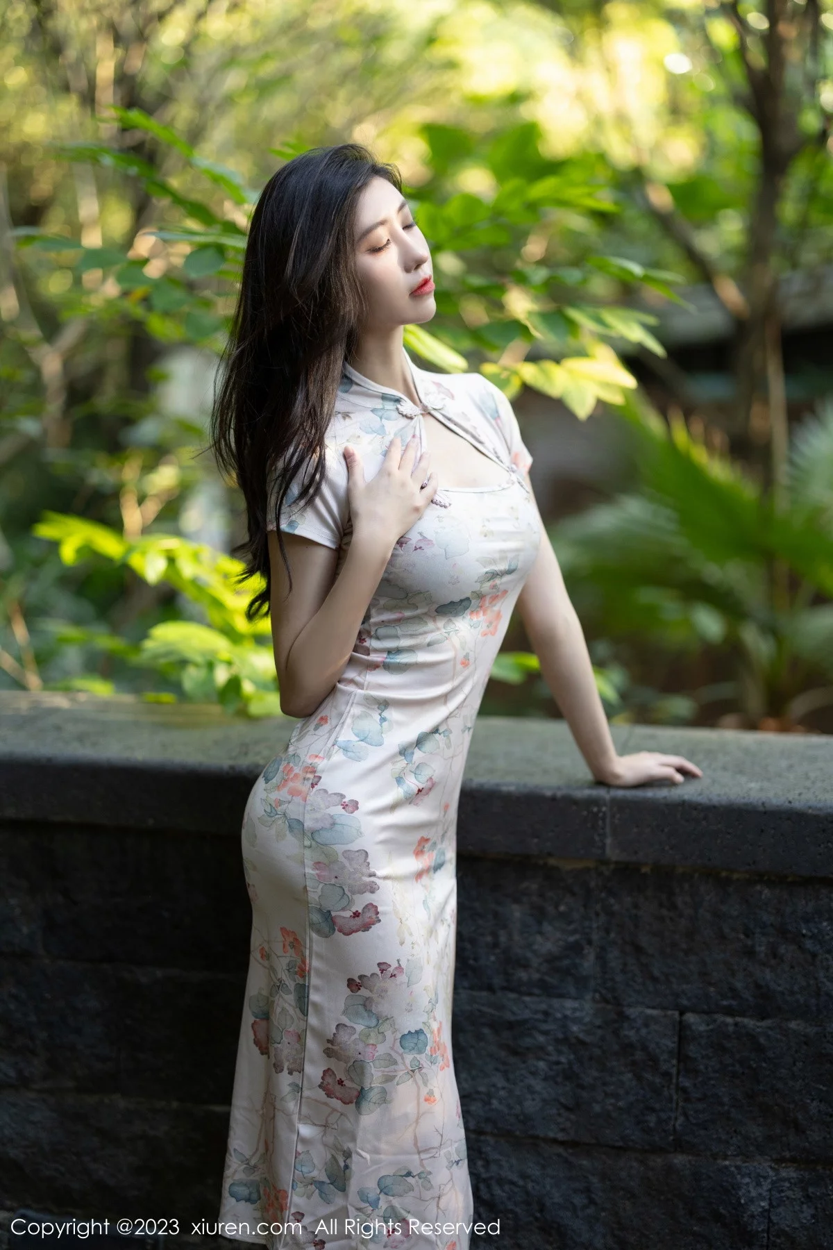 XiuRen第7631期_模特章芃芃性感浅色旗袍+黑色蕾丝情趣服秀曼妙身姿诱惑写真100P