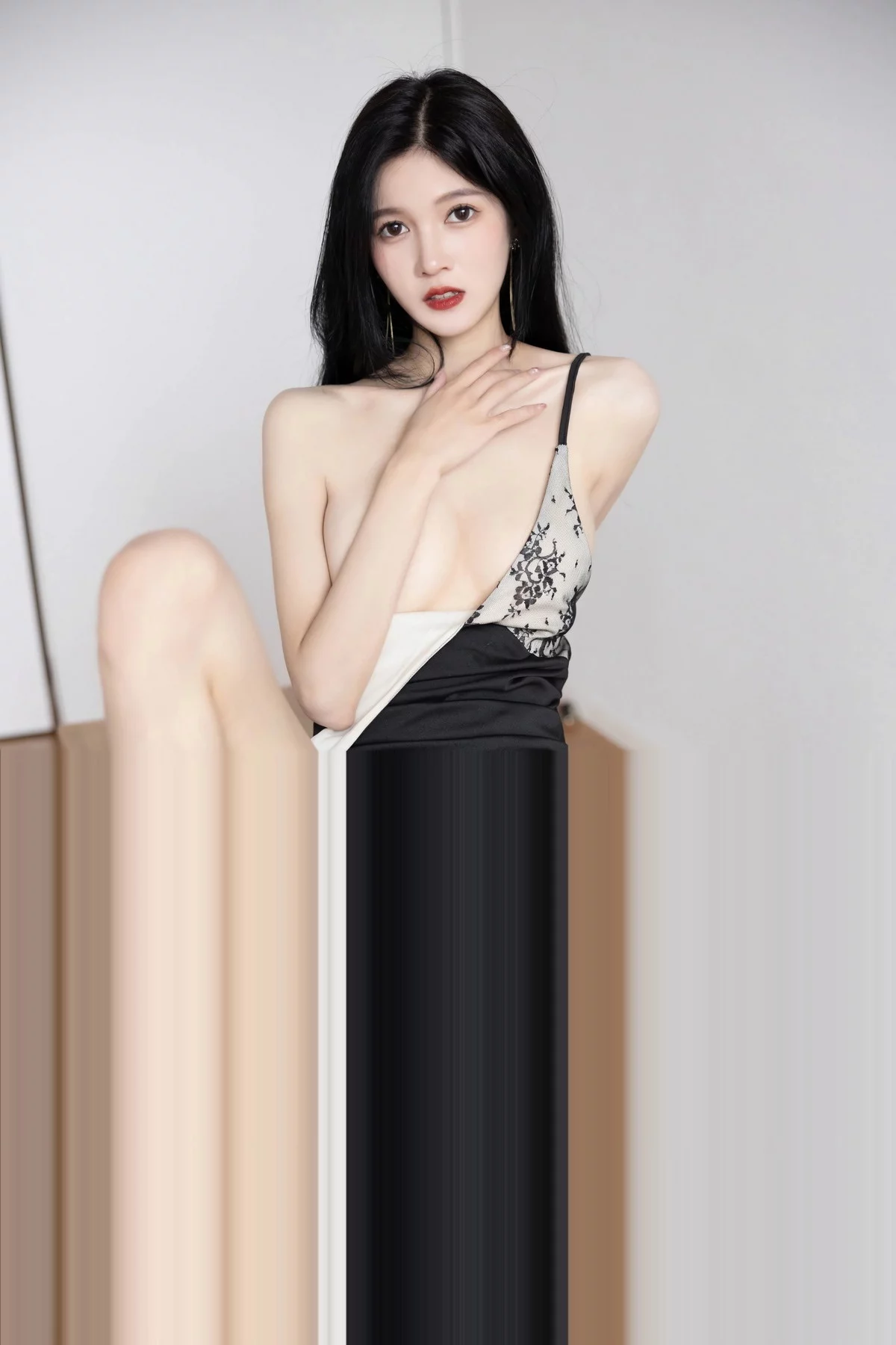 XiuRen第7556期_模特程程程性感黑色露肩连衣长裙露黑色情趣内衣惹火诱惑写真84P
