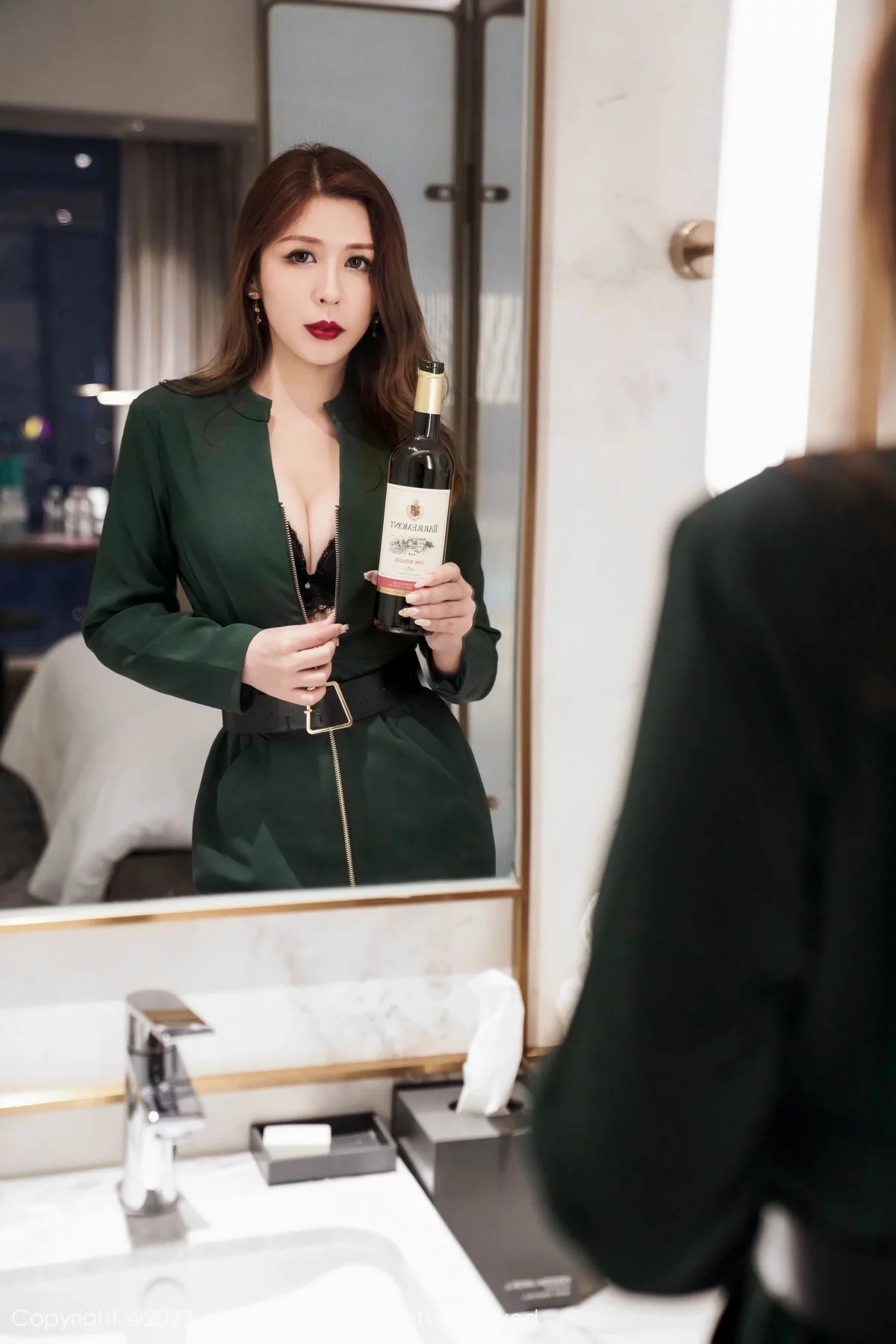 XiuRen第7553期_模特月野兔美妞性感墨绿色服饰露黑色内衣秀曼妙身姿诱惑写真64P