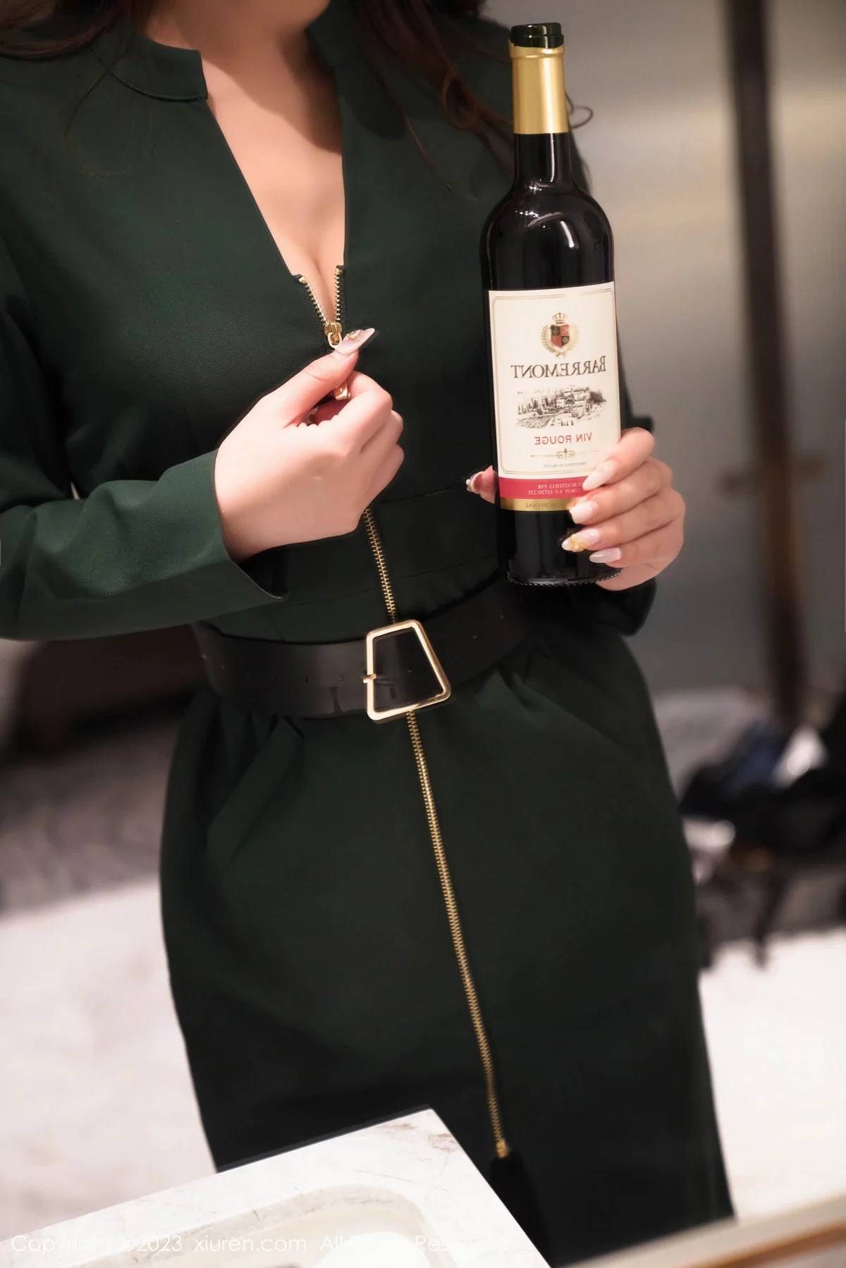 XiuRen第7553期_模特月野兔美妞性感墨绿色服饰露黑色内衣秀曼妙身姿诱惑写真64P