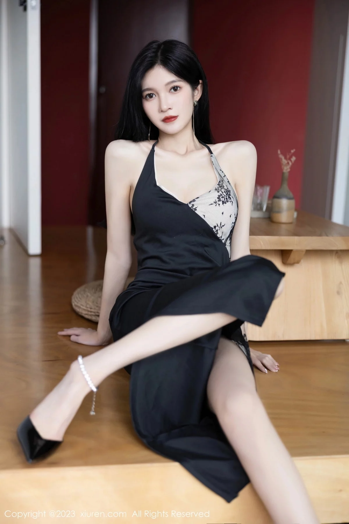 XiuRen第7556期_模特程程程性感黑色露肩连衣长裙露黑色情趣内衣惹火诱惑写真84P