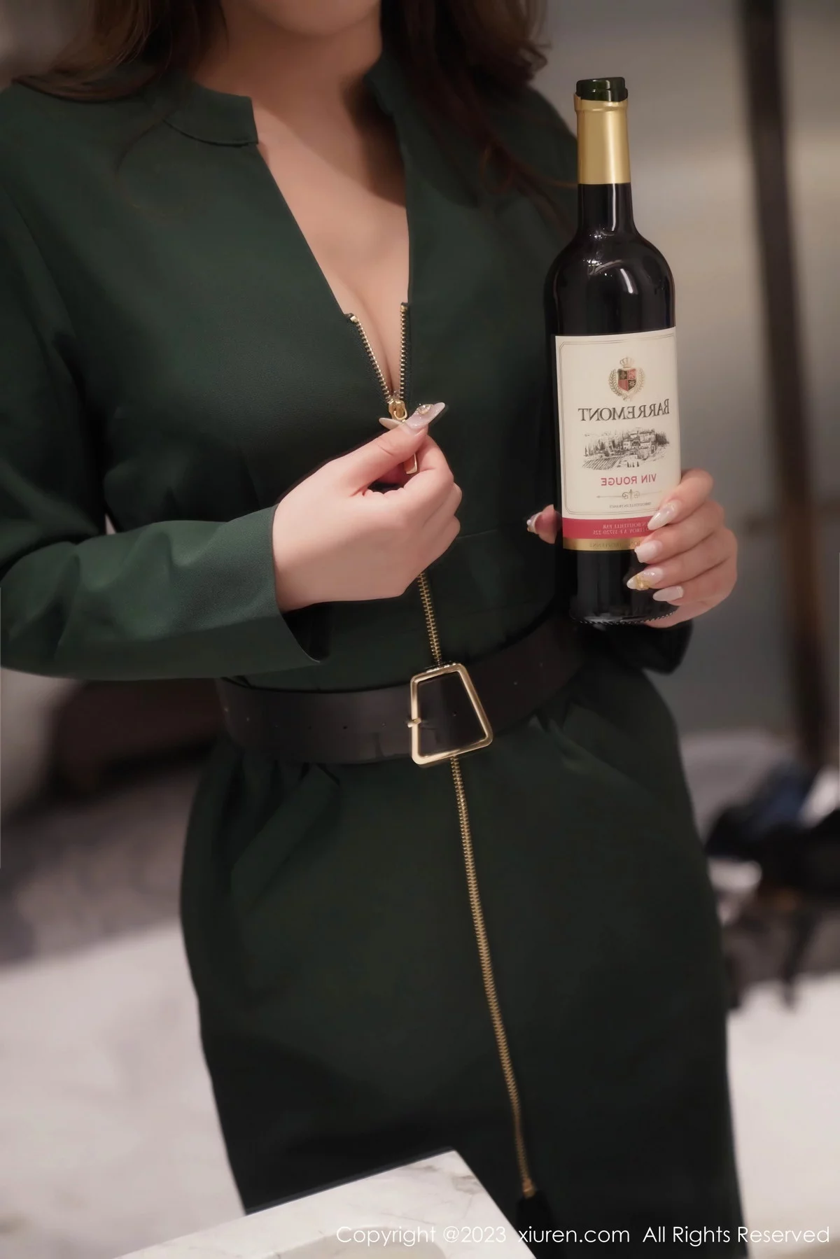 XiuRen第7553期_模特月野兔美妞性感墨绿色服饰露黑色内衣秀曼妙身姿诱惑写真64P