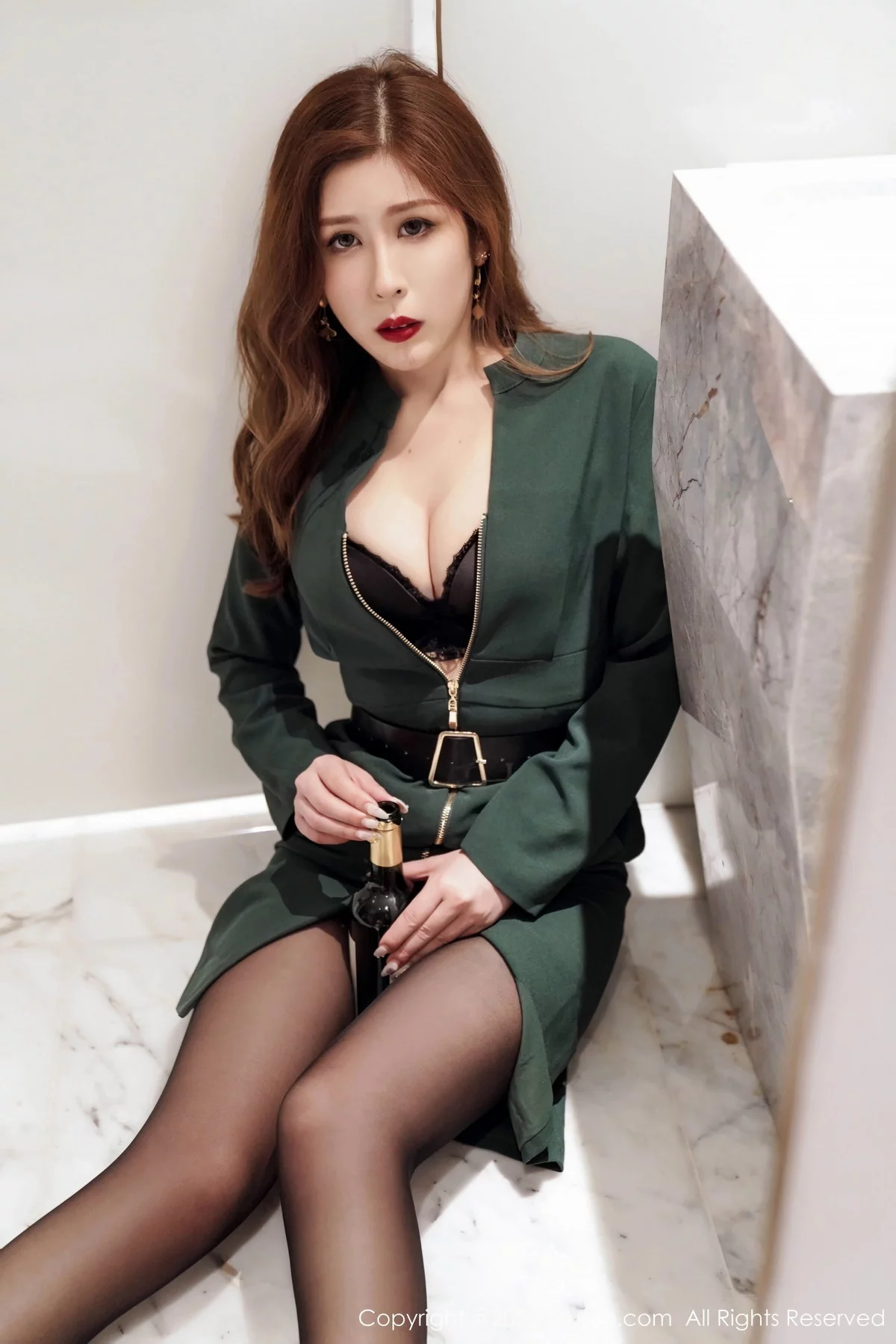 XiuRen第7553期_模特月野兔美妞性感墨绿色服饰露黑色内衣秀曼妙身姿诱惑写真64P