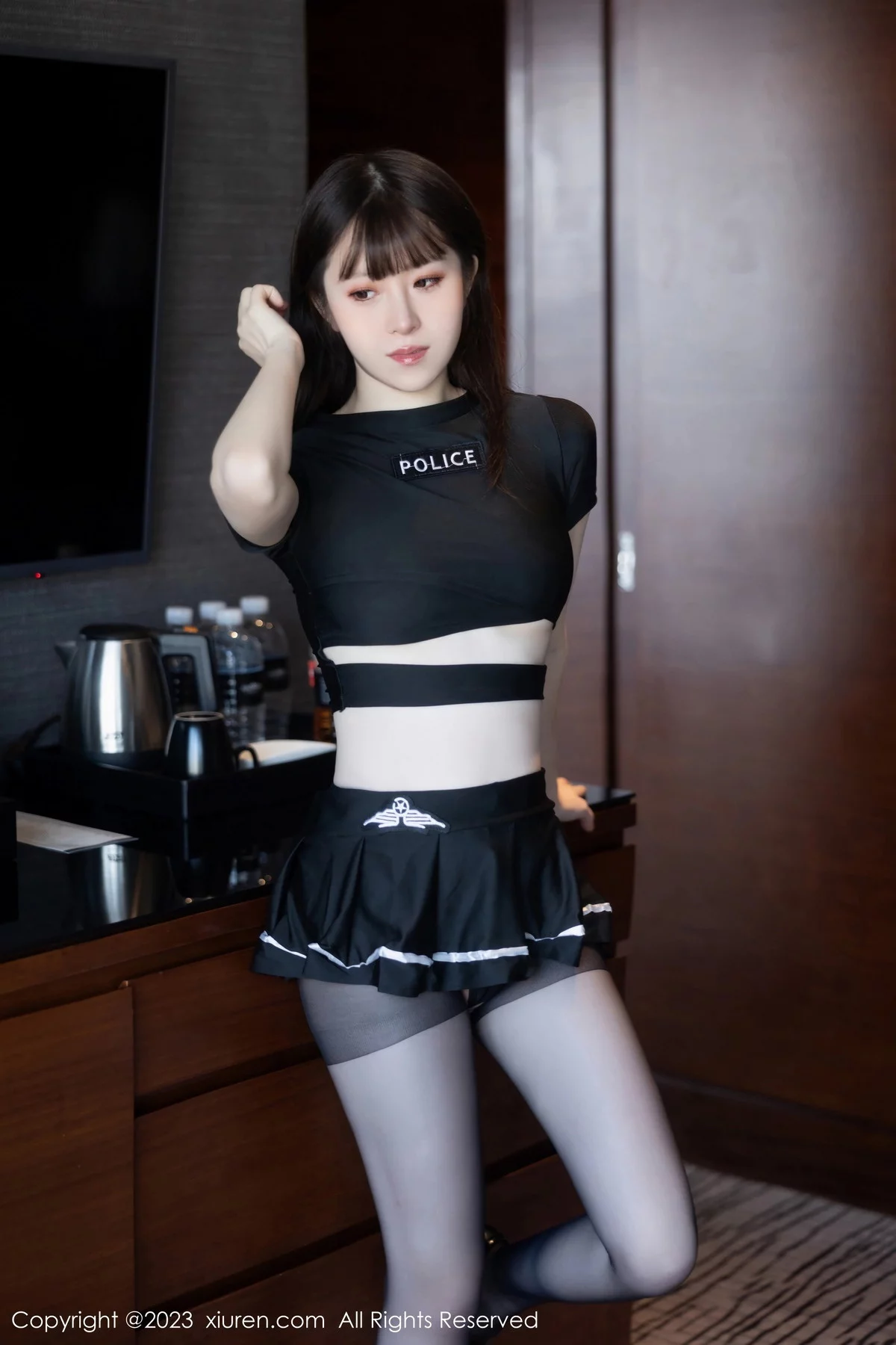 XiuRen第7637期_模特林悠悠性感黑色上衣配黑短裙露开档黑丝秀曼妙身姿诱惑写真98P