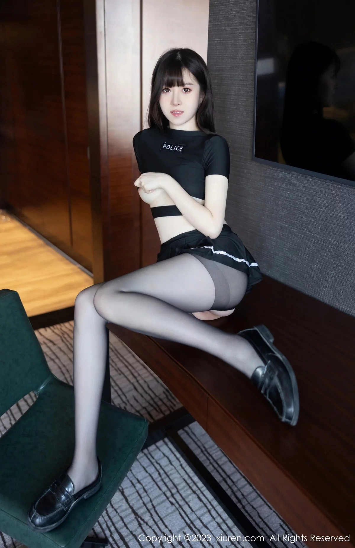 XiuRen第7637期_模特林悠悠性感黑色上衣配黑短裙露开档黑丝秀曼妙身姿诱惑写真98P