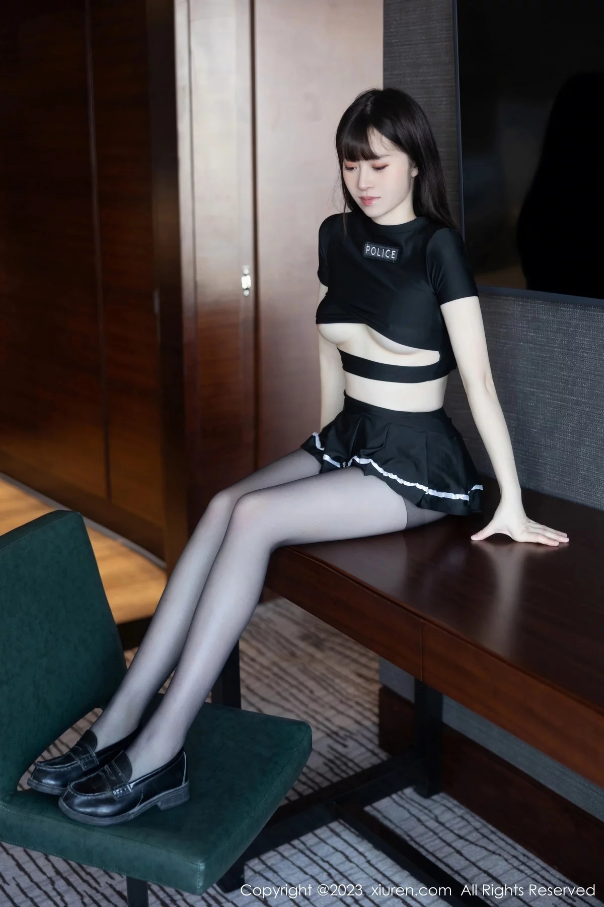 XiuRen第7637期_模特林悠悠性感黑色上衣配黑短裙露开档黑丝秀曼妙身姿诱惑写真98P