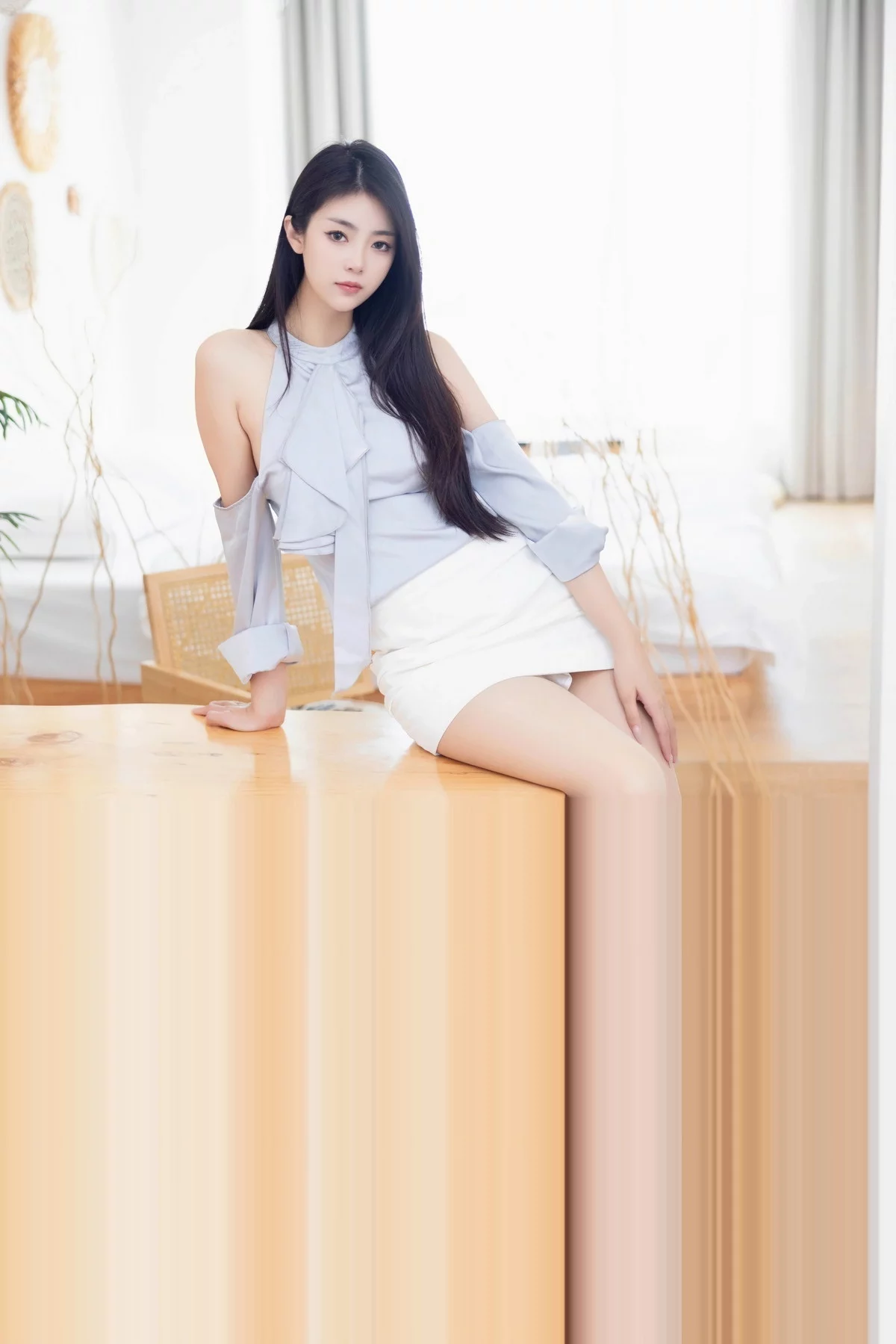 XiuRen第7635期_模特可乐Vicky性感浅蓝上衣配白短裙露原色丝袜秀美腿诱惑写真97P