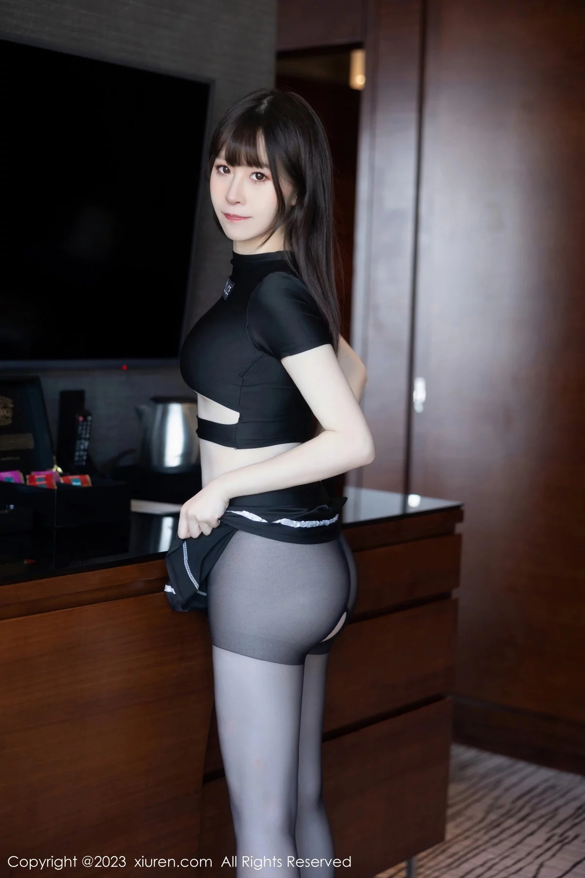 XiuRen第7637期_模特林悠悠性感黑色上衣配黑短裙露开档黑丝秀曼妙身姿诱惑写真98P