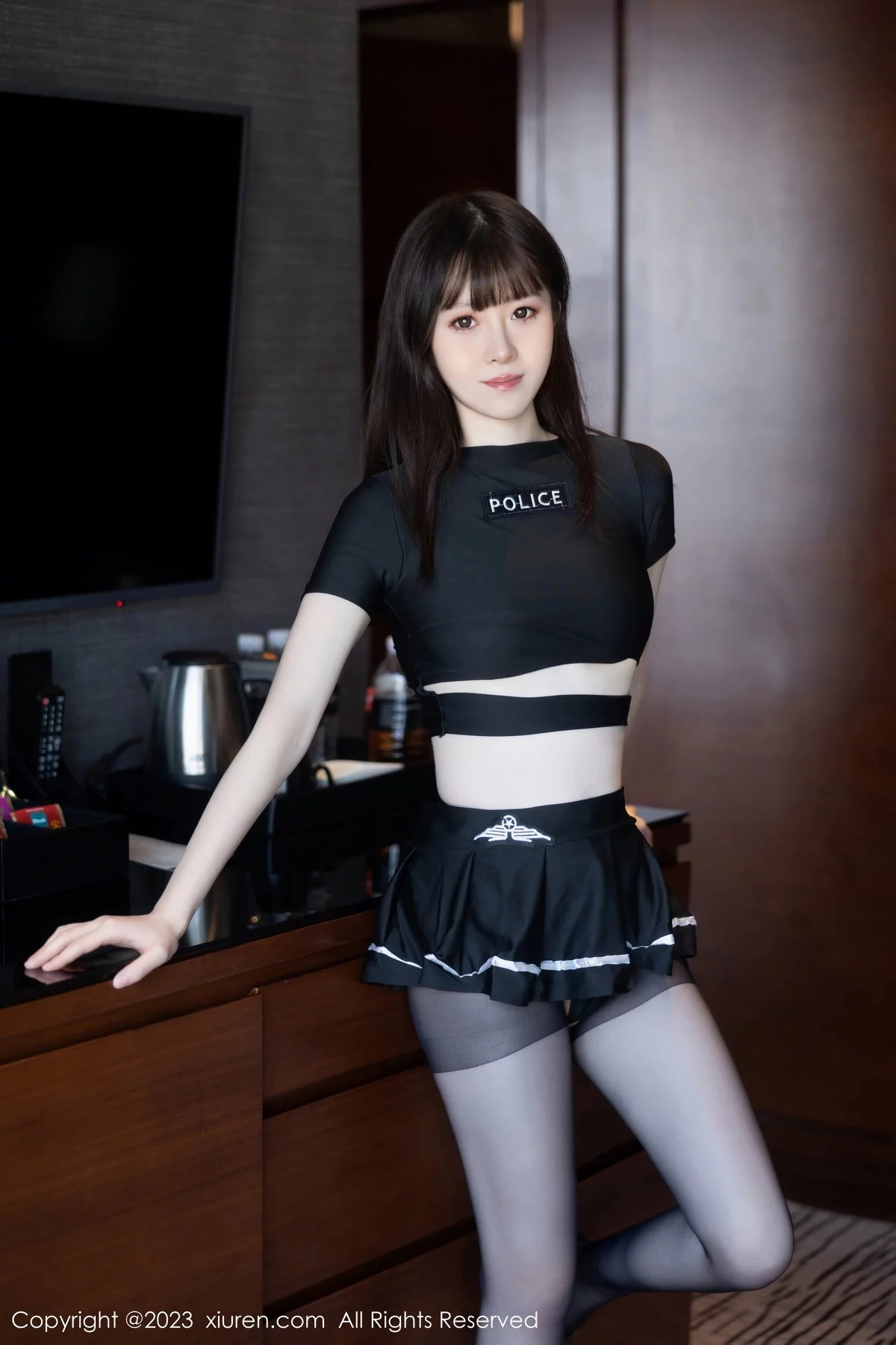 XiuRen第7637期_模特林悠悠性感黑色上衣配黑短裙露开档黑丝秀曼妙身姿诱惑写真98P