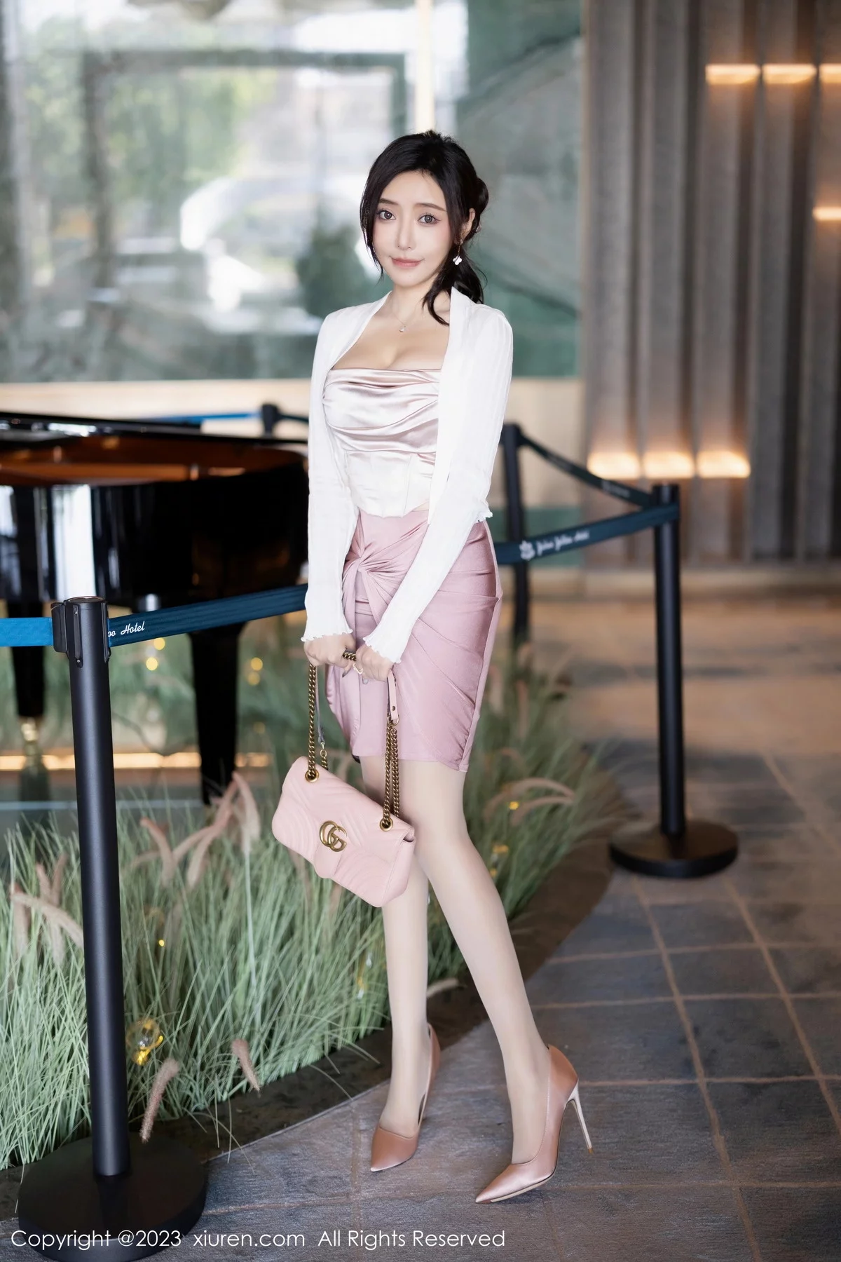 XiuRen第7640期_女神王馨瑶yanni粉色连衣短裙+黑色情趣服秀完美身材诱惑写真88P