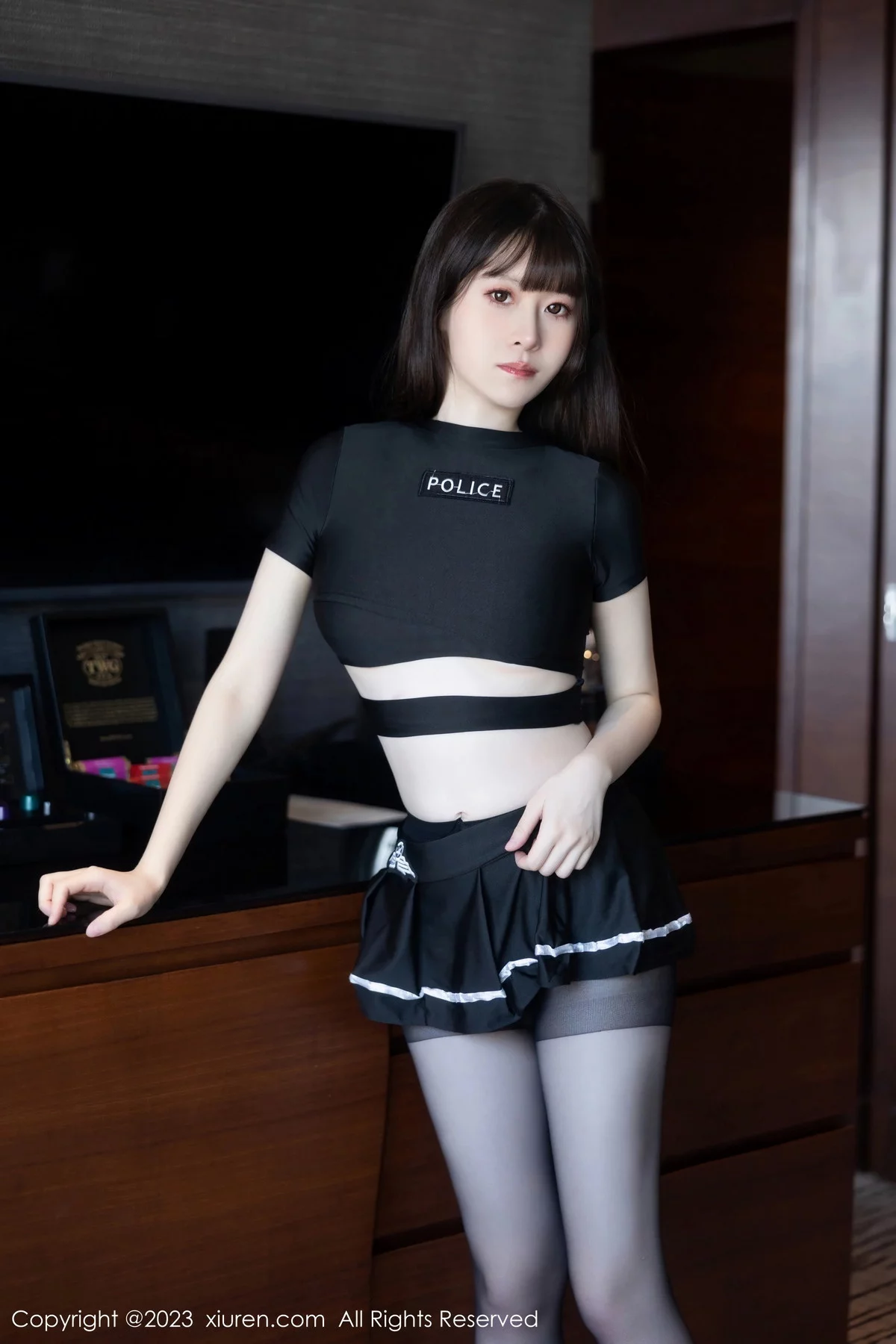 XiuRen第7637期_模特林悠悠性感黑色上衣配黑短裙露开档黑丝秀曼妙身姿诱惑写真98P