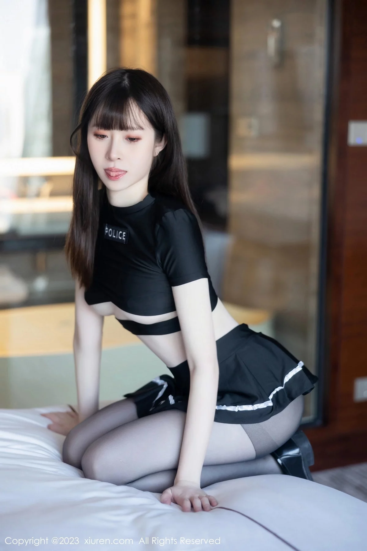XiuRen第7637期_模特林悠悠性感黑色上衣配黑短裙露开档黑丝秀曼妙身姿诱惑写真98P