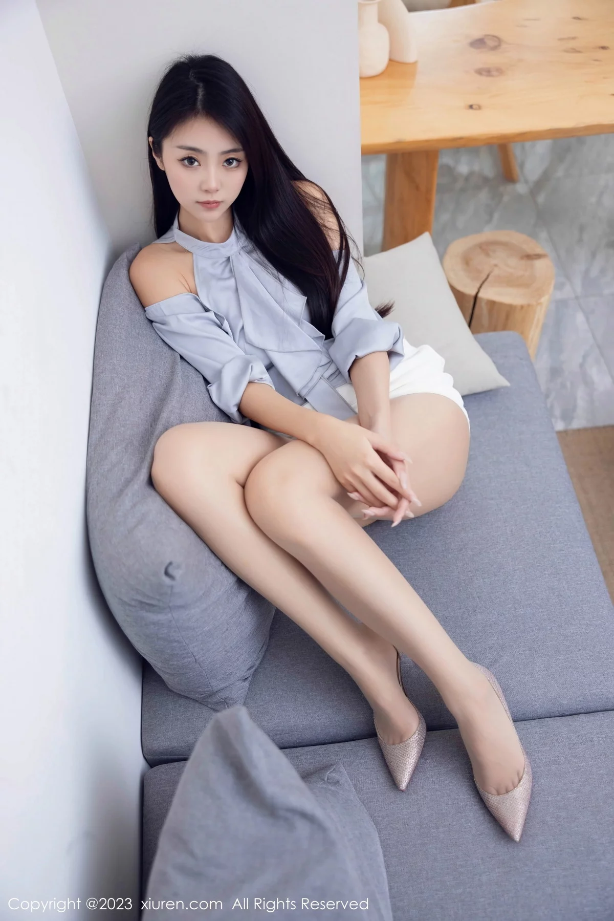 XiuRen第7635期_模特可乐Vicky性感浅蓝上衣配白短裙露原色丝袜秀美腿诱惑写真97P
