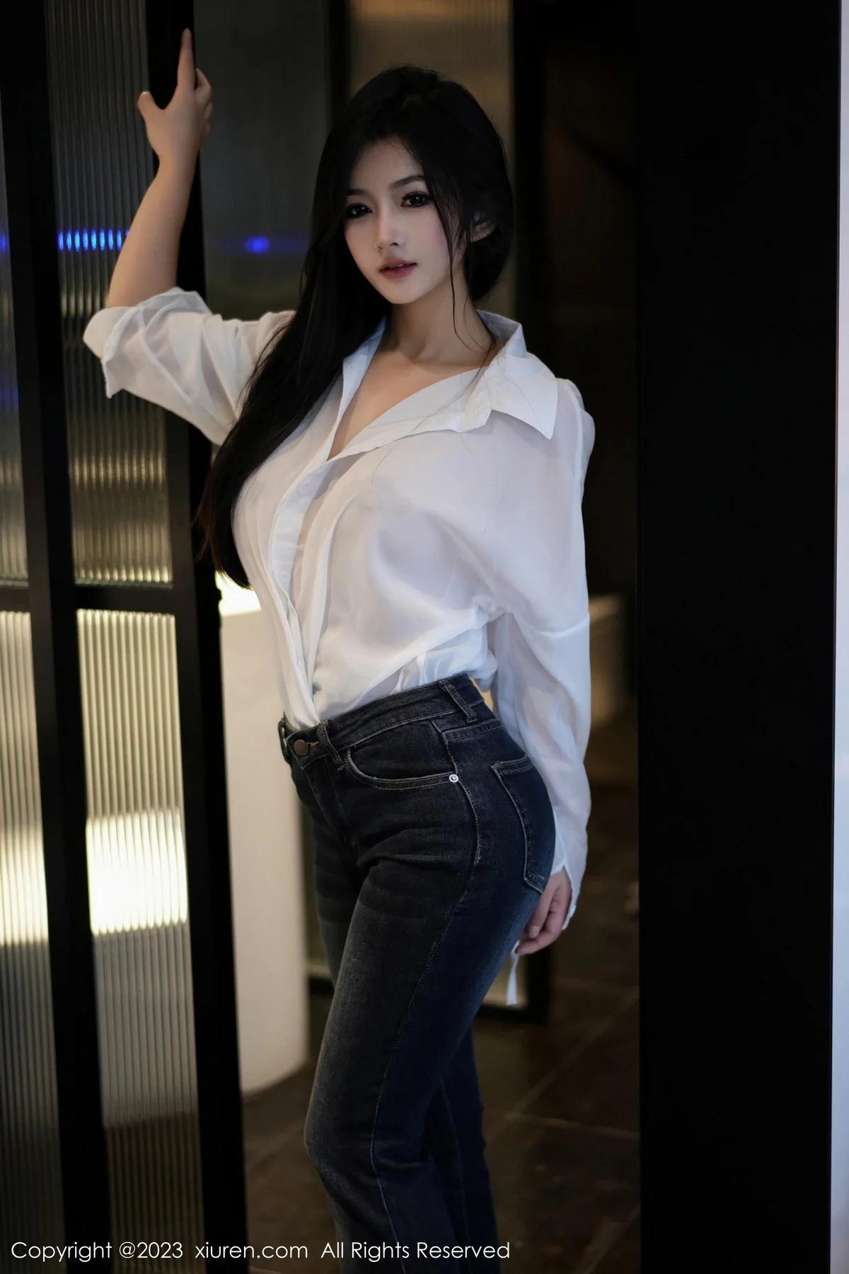 XiuRen第7645期_模特谭小灵性感白T配简约牛仔裤露超薄黑丝秀惹火身材诱惑写真106P