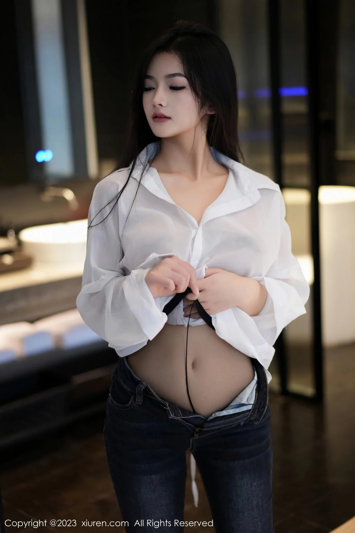 XiuRen第7645期_模特谭小灵性感白T配简约牛仔裤露超薄黑丝秀惹火身材诱惑写真106P