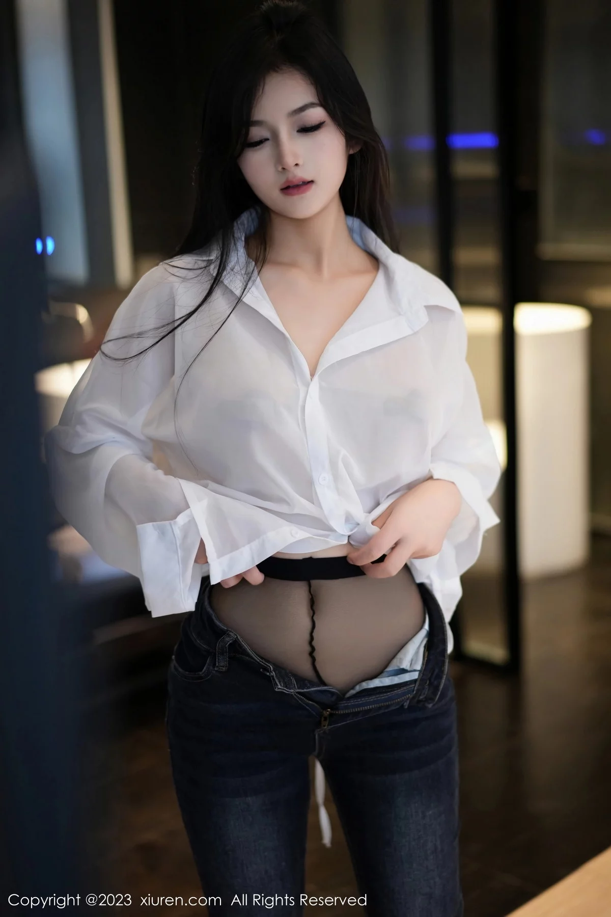 XiuRen第7645期_模特谭小灵性感白T配简约牛仔裤露超薄黑丝秀惹火身材诱惑写真106P