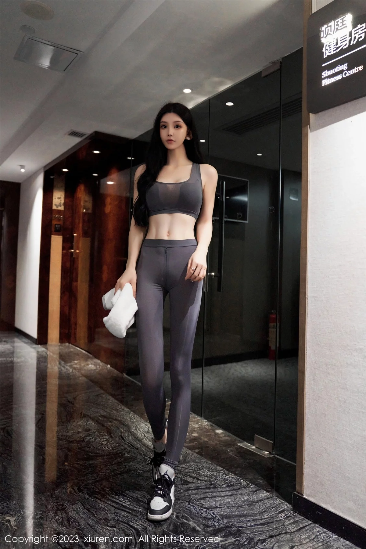 XiuRen第7651期_女神周于希Sally酒店场景性感灰色健身服紧身秀完美身材诱惑写真91P