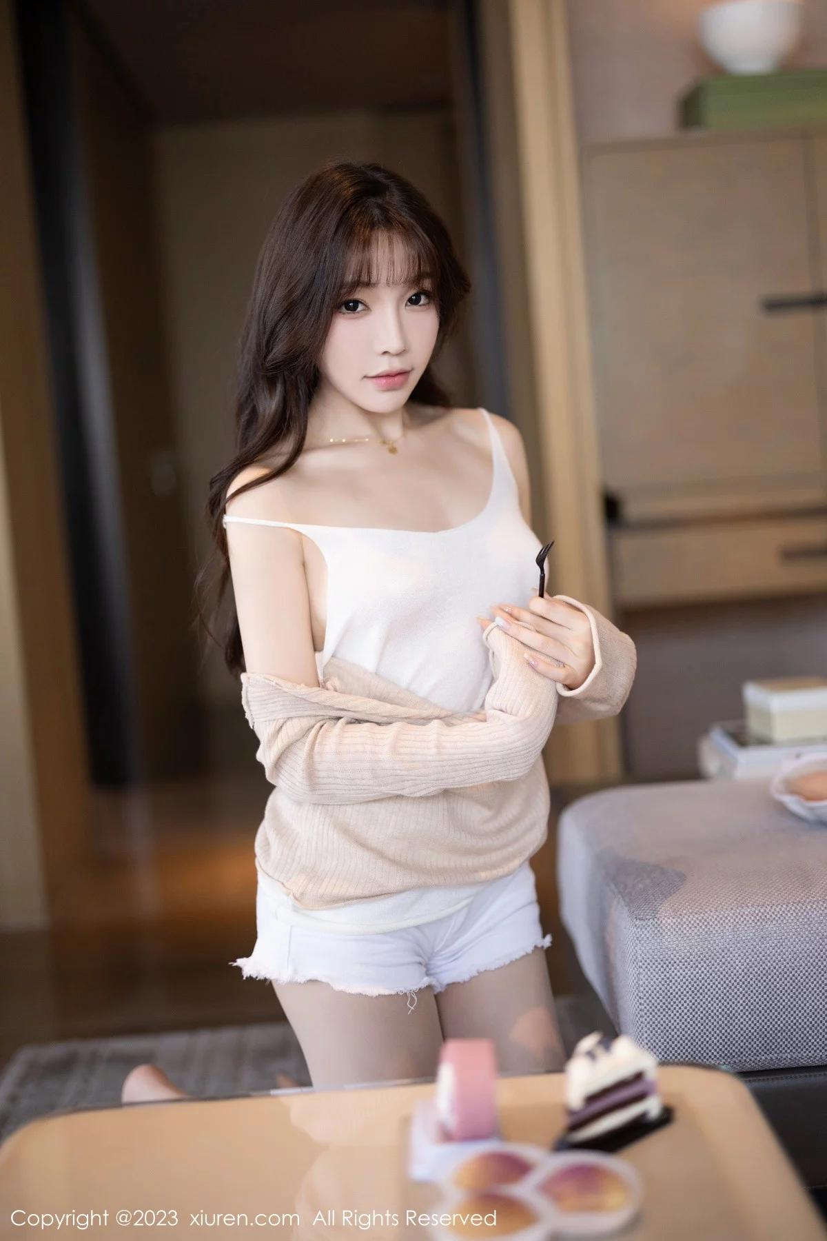 XiuRen第7647期_女神徐莉芝Booty性感暖灰色上衣配白色短裤秀曼妙身姿诱惑写真82P