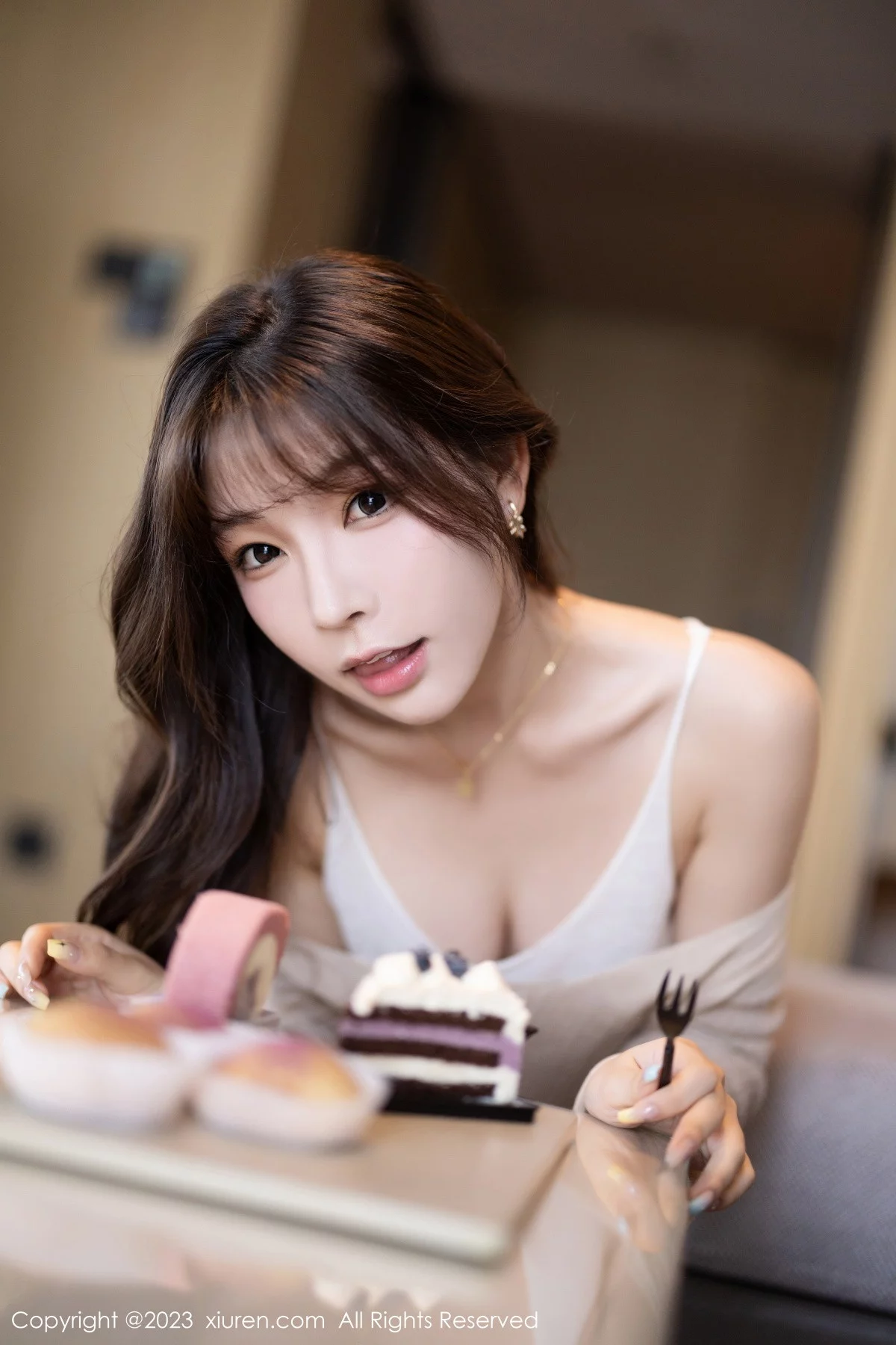XiuRen第7647期_女神徐莉芝Booty性感暖灰色上衣配白色短裤秀曼妙身姿诱惑写真82P
