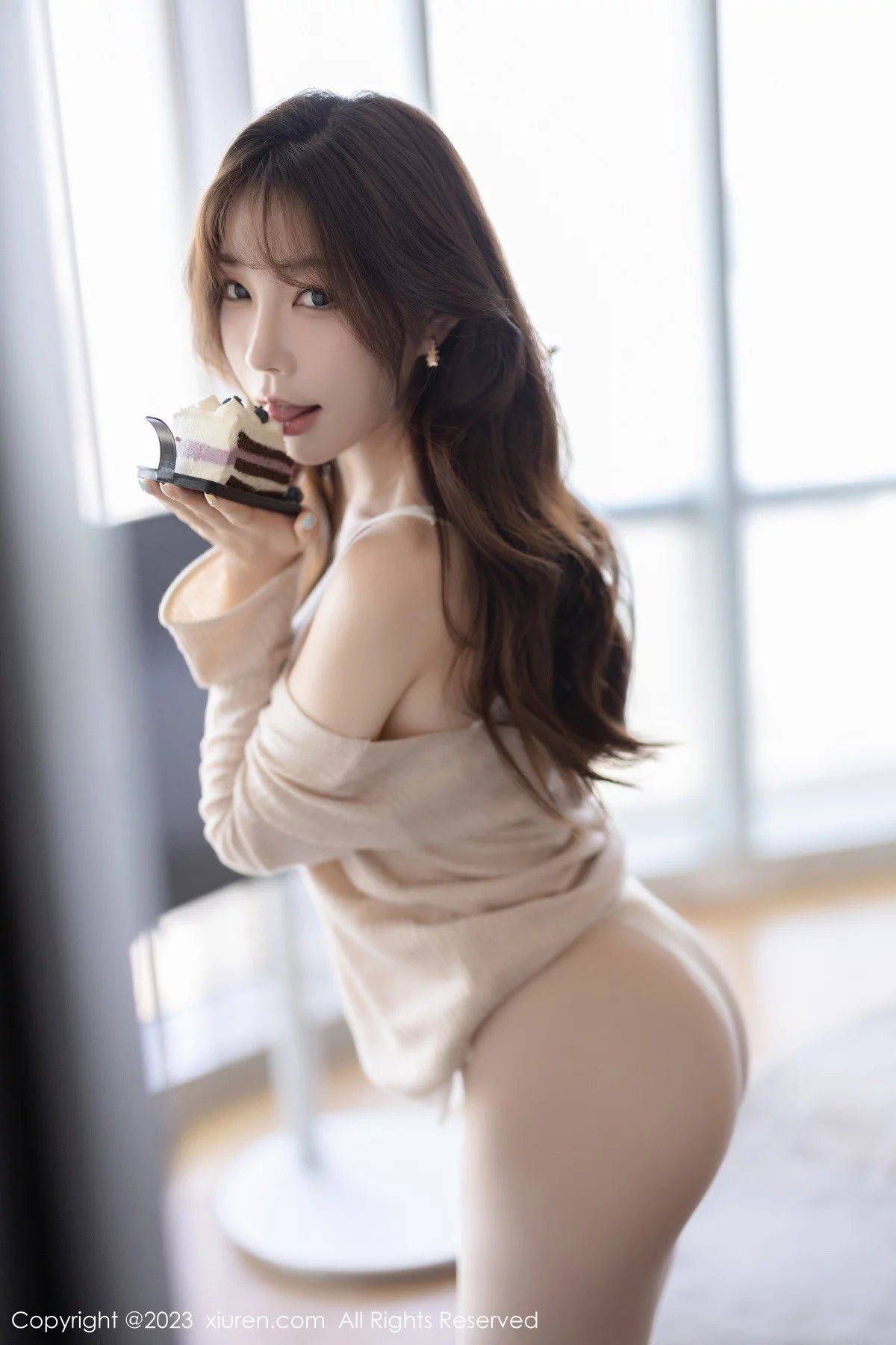 XiuRen第7647期_女神徐莉芝Booty性感暖灰色上衣配白色短裤秀曼妙身姿诱惑写真82P