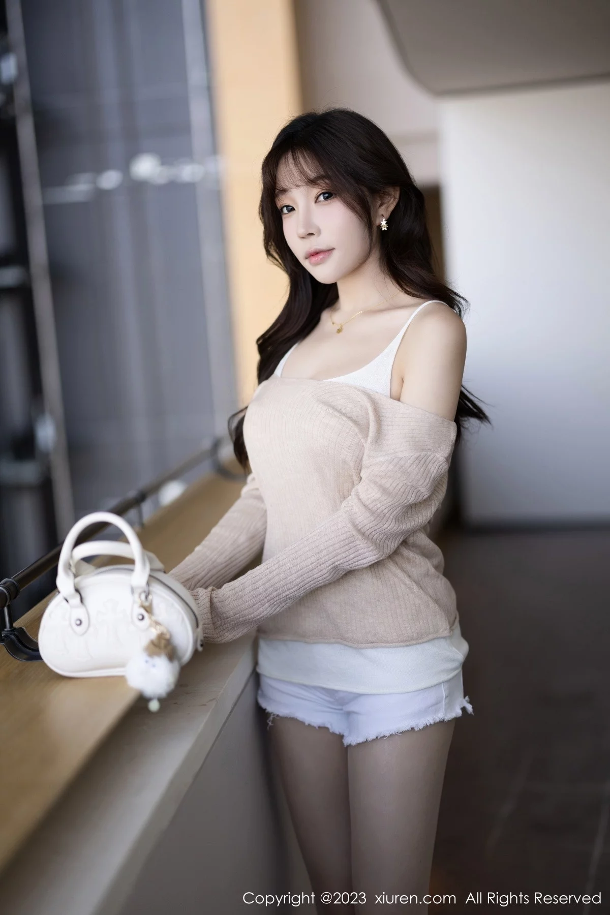 XiuRen第7647期_女神徐莉芝Booty性感暖灰色上衣配白色短裤秀曼妙身姿诱惑写真82P