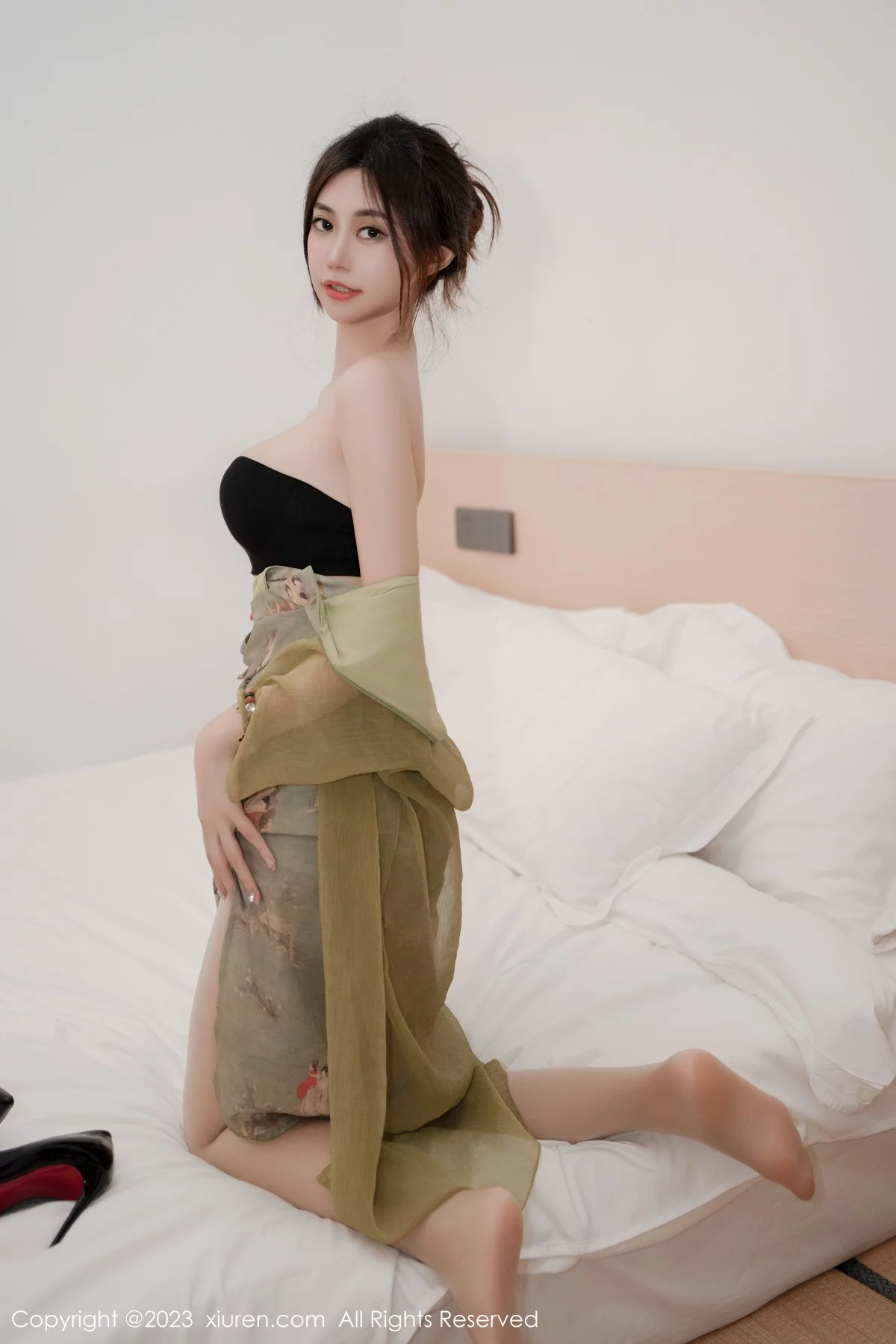 XiuRen第7646期_女神绮里嘉ula性感灰绿旗袍服饰配超薄肉丝秀完美身材诱惑写真103P