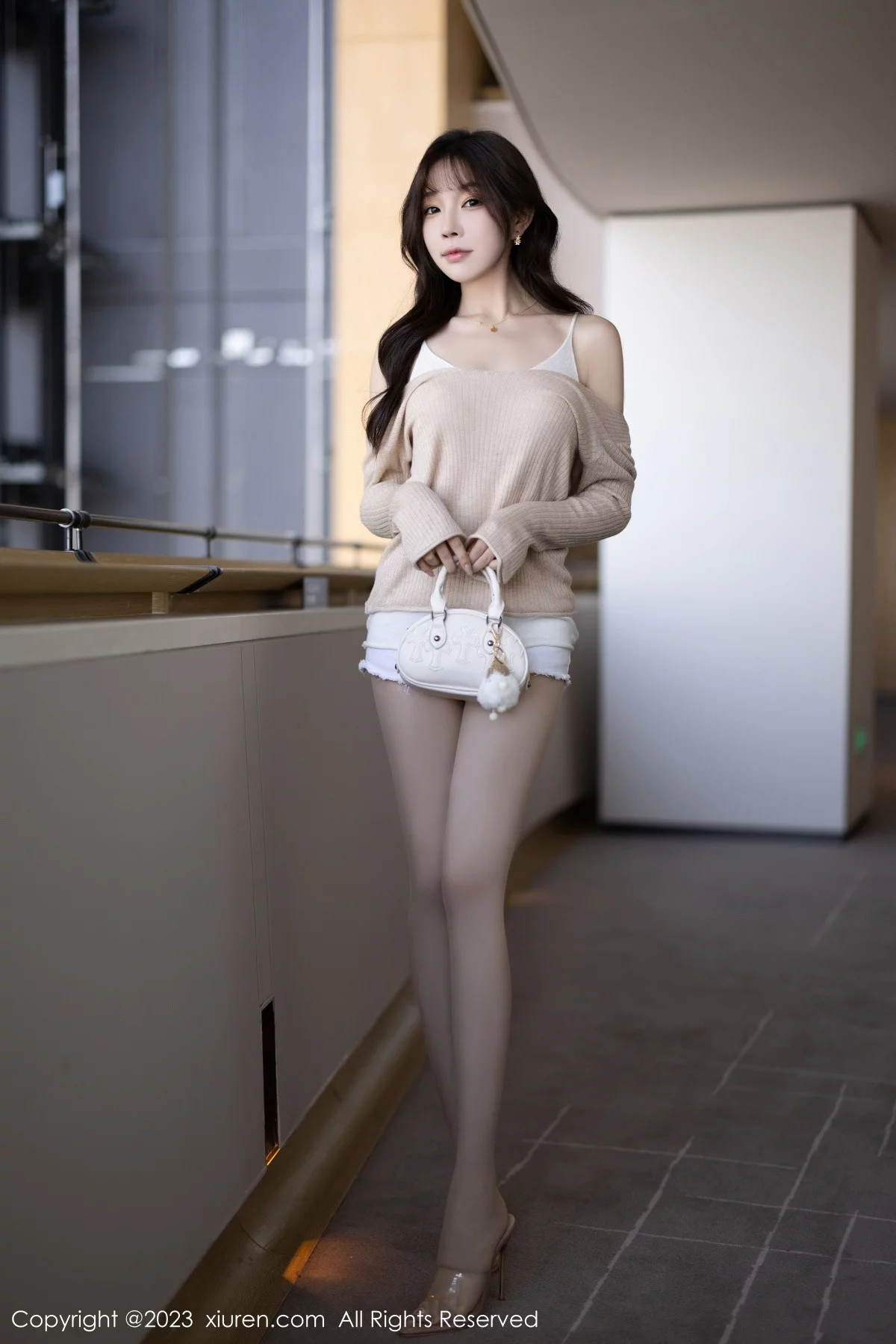 XiuRen第7647期_女神徐莉芝Booty性感暖灰色上衣配白色短裤秀曼妙身姿诱惑写真82P
