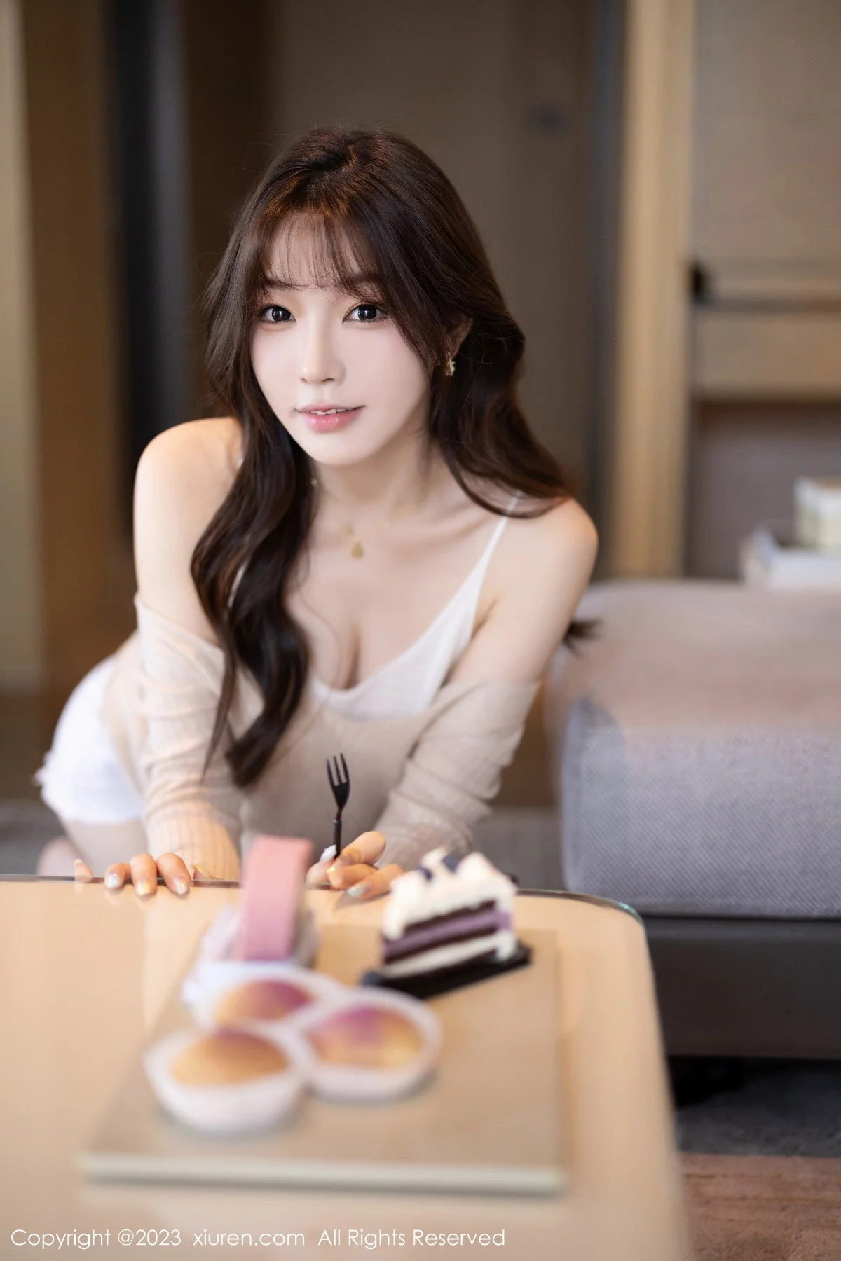XiuRen第7647期_女神徐莉芝Booty性感暖灰色上衣配白色短裤秀曼妙身姿诱惑写真82P