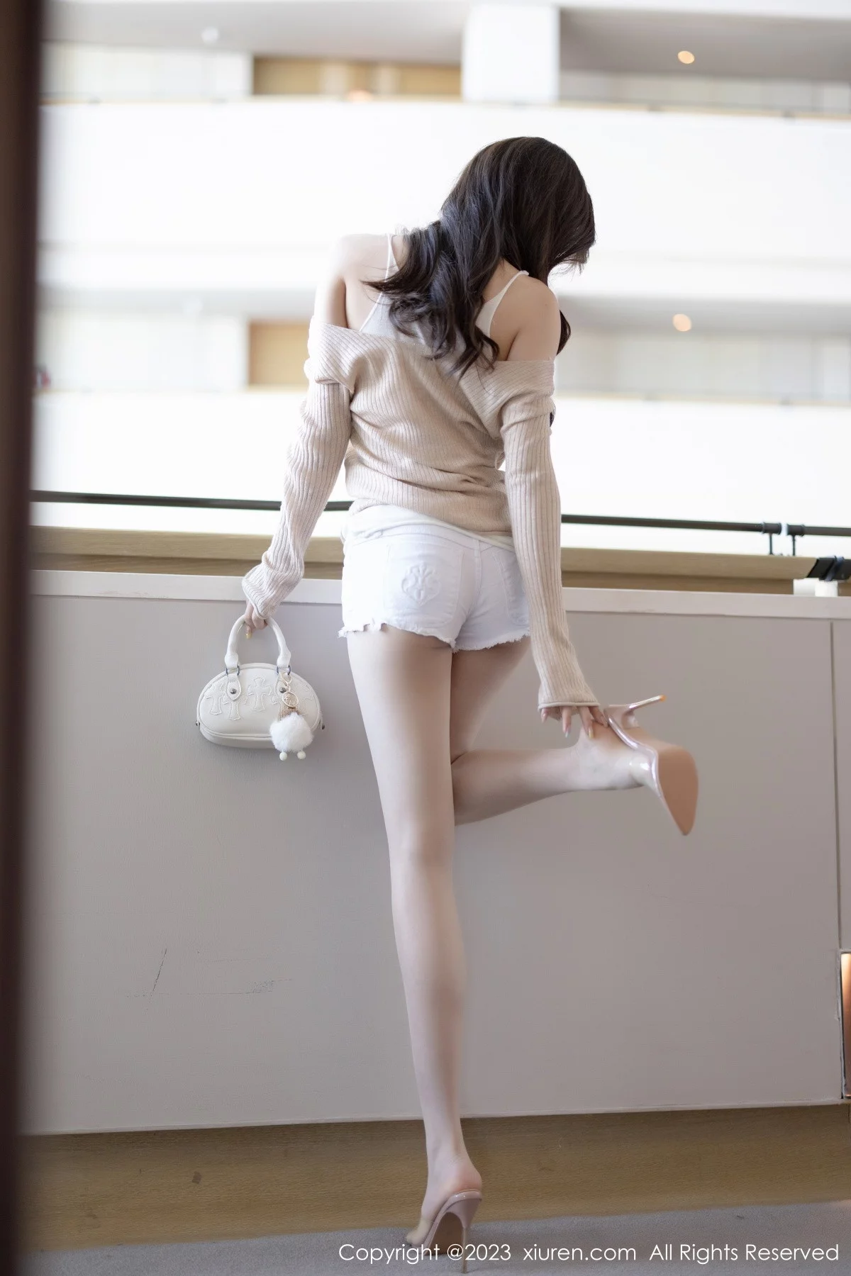 XiuRen第7647期_女神徐莉芝Booty性感暖灰色上衣配白色短裤秀曼妙身姿诱惑写真82P