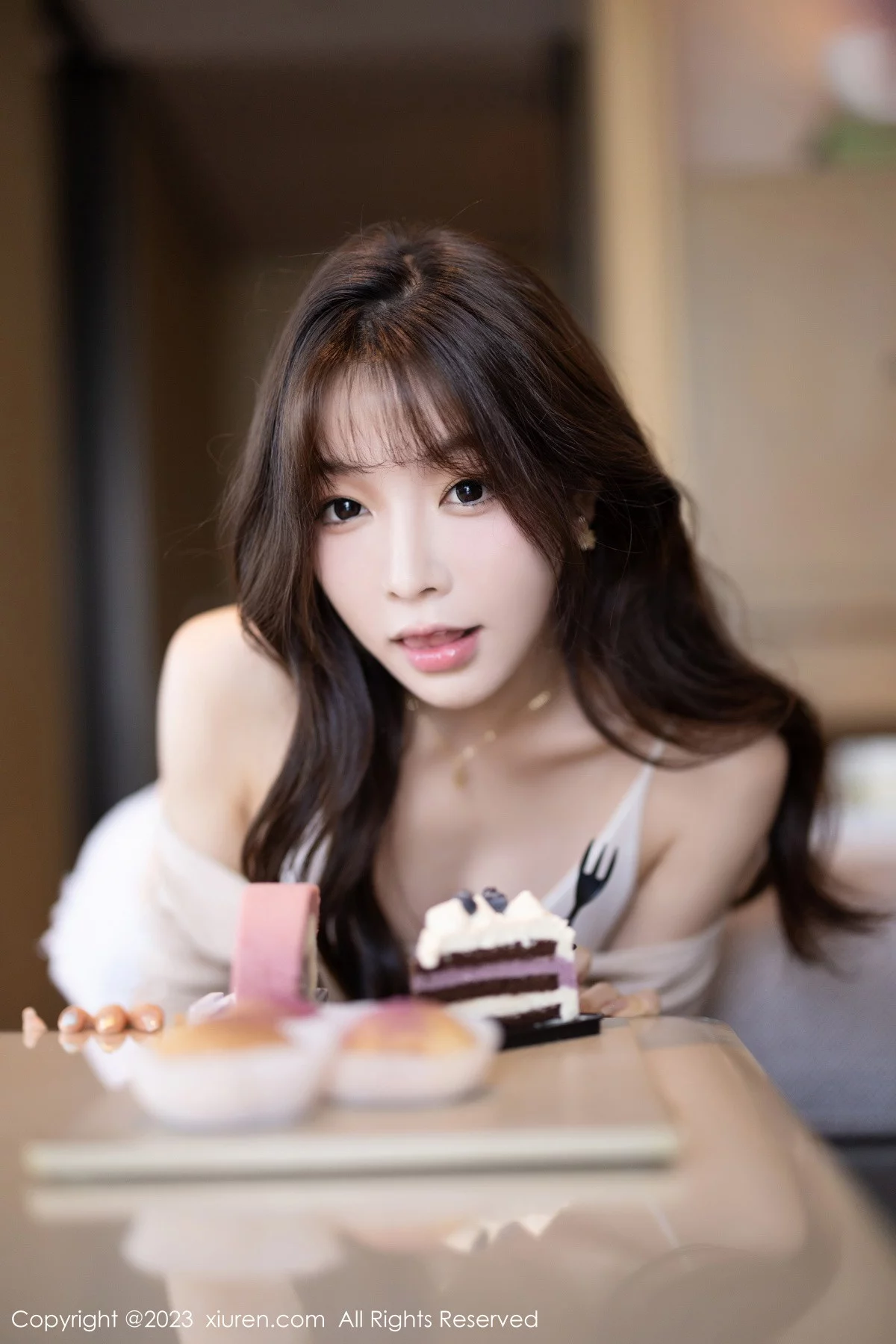 XiuRen第7647期_女神徐莉芝Booty性感暖灰色上衣配白色短裤秀曼妙身姿诱惑写真82P