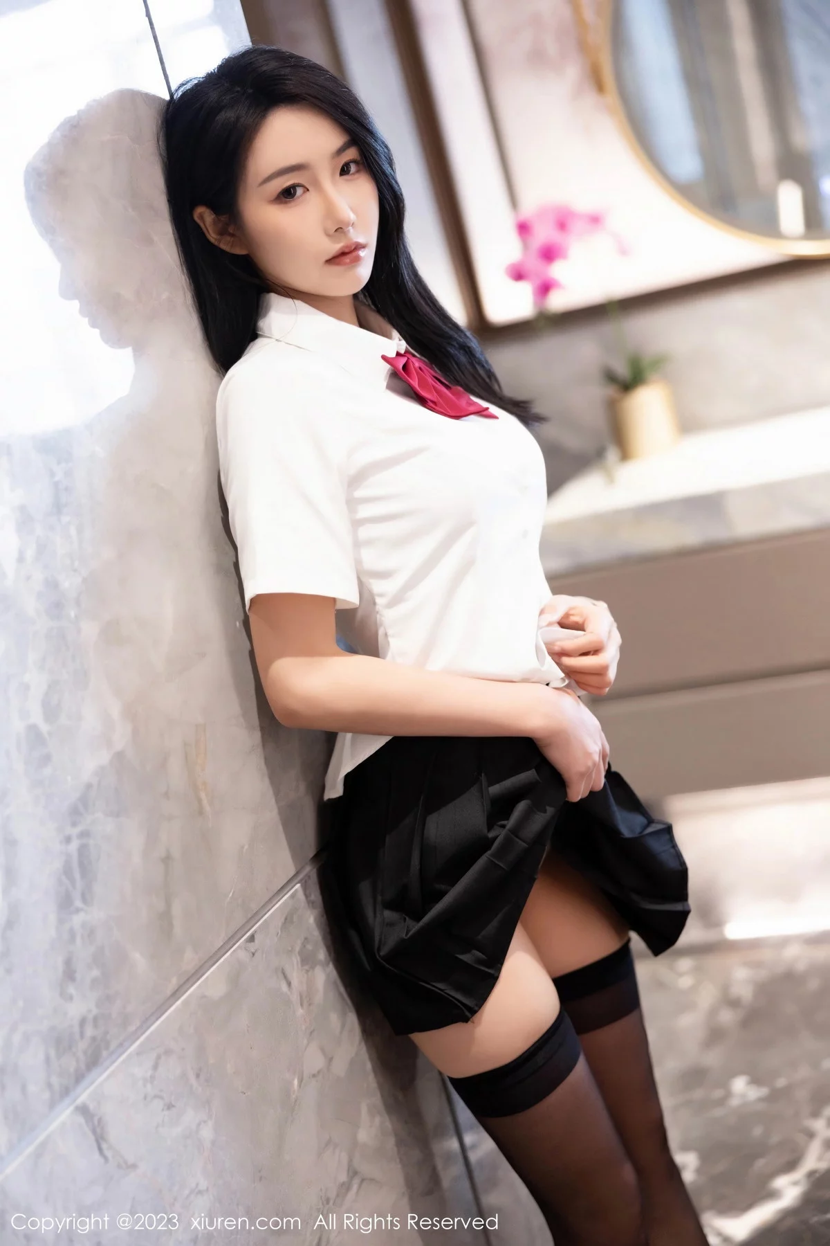 XiuRen第7653期_模特苏苏阿性感白T配黑短裙露黑色吊带秀曼妙身姿迷人诱惑写真87P