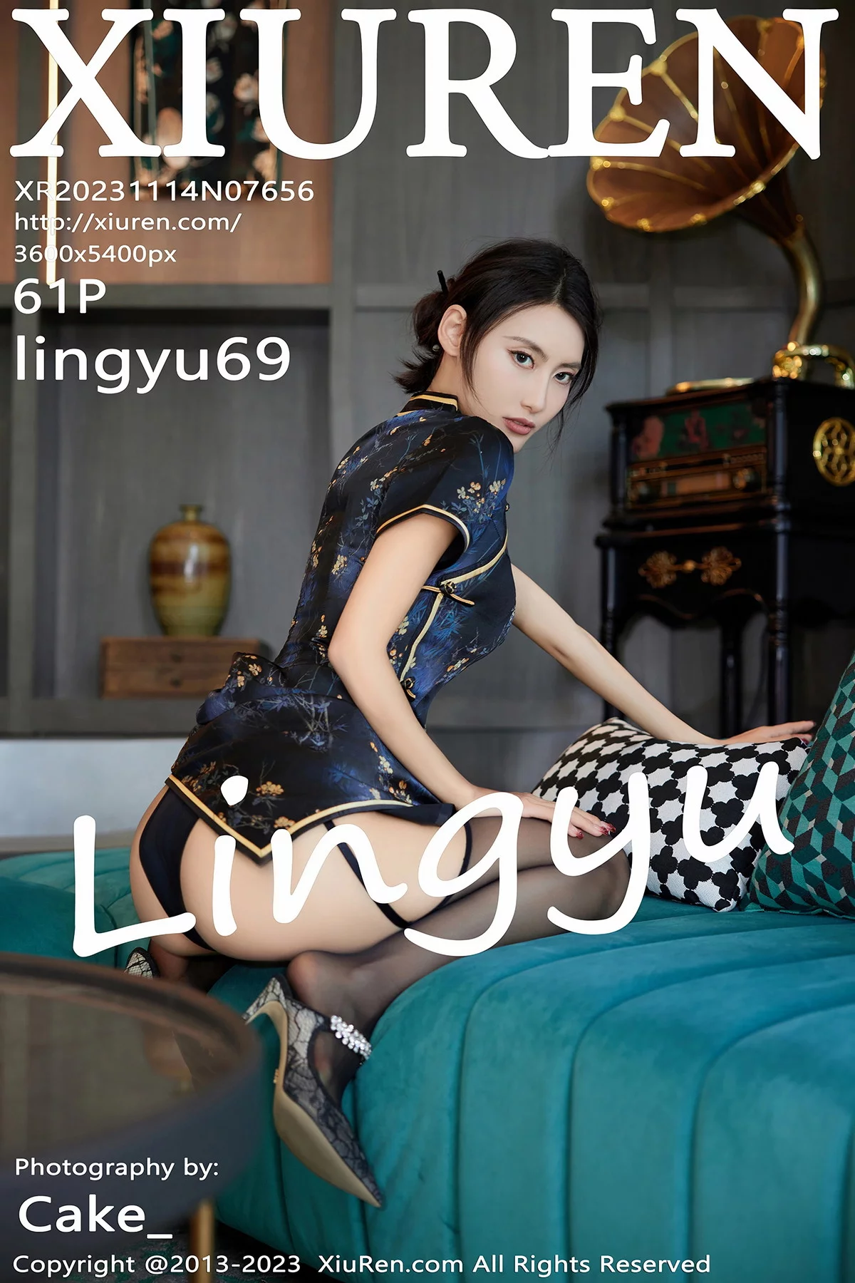 XiuRen第7656期_模特Lingyu69性感深色旗袍服饰露黑色内衣配黑丝吊袜诱惑写真61P