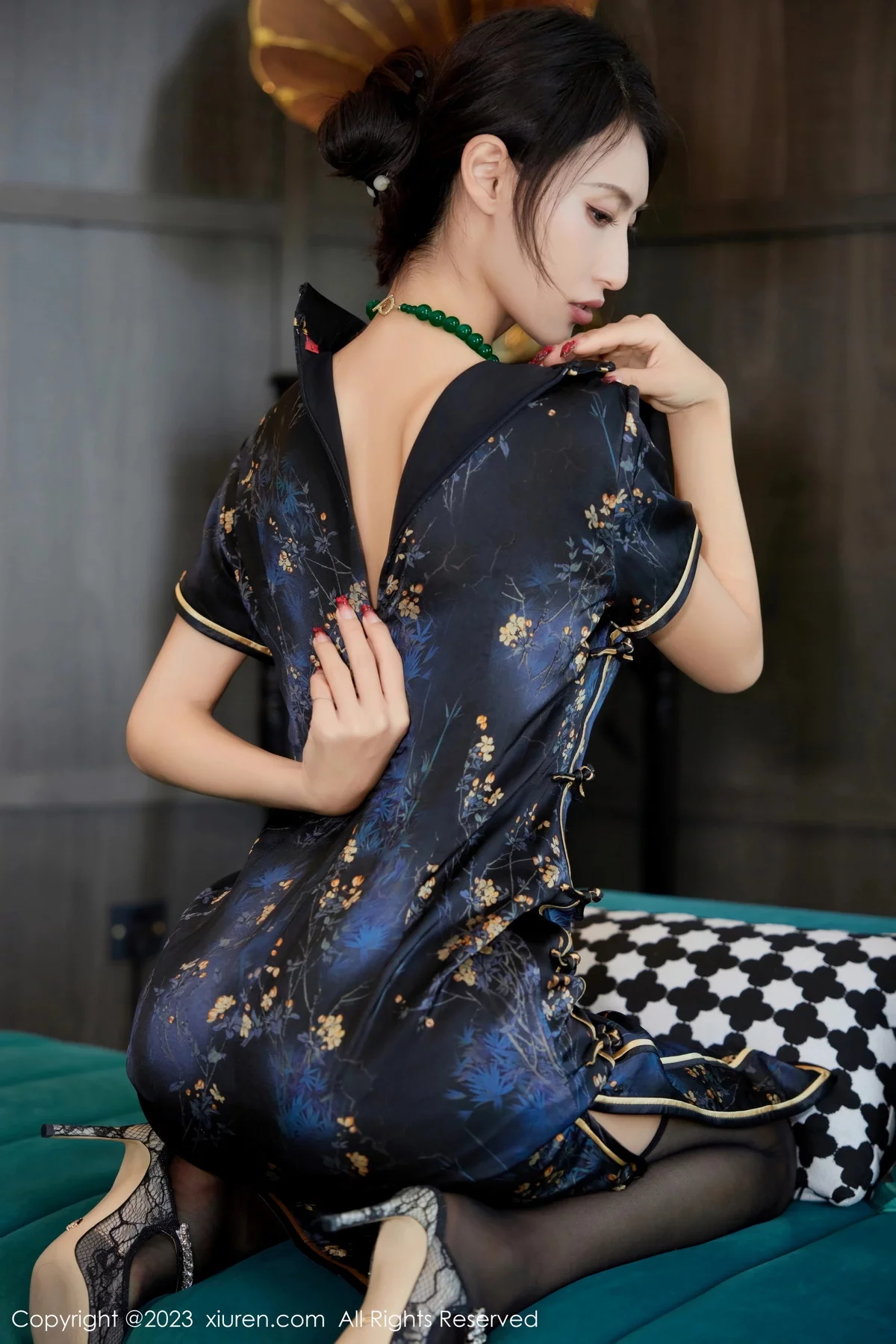 XiuRen第7656期_模特Lingyu69性感深色旗袍服饰露黑色内衣配黑丝吊袜诱惑写真61P