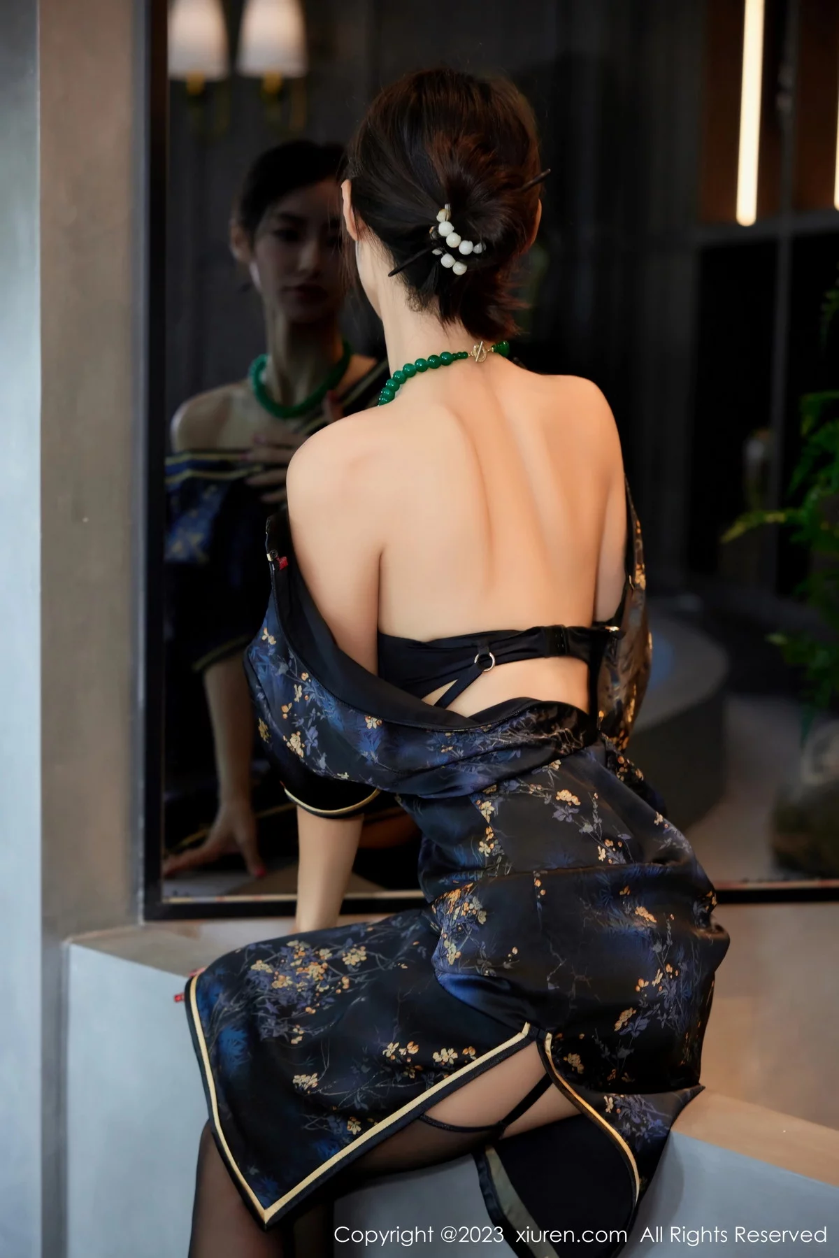 XiuRen第7656期_模特Lingyu69性感深色旗袍服饰露黑色内衣配黑丝吊袜诱惑写真61P