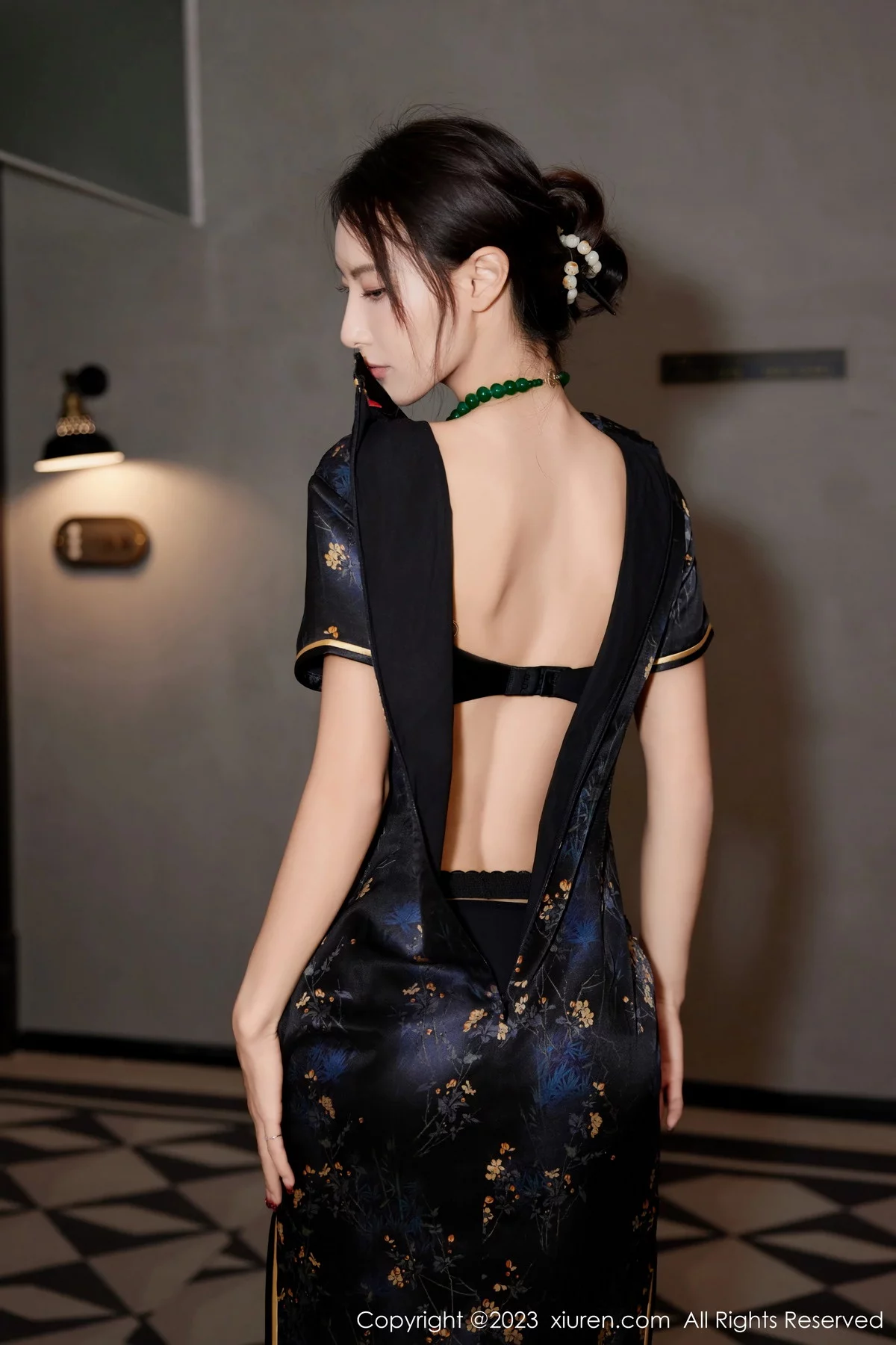 XiuRen第7656期_模特Lingyu69性感深色旗袍服饰露黑色内衣配黑丝吊袜诱惑写真61P
