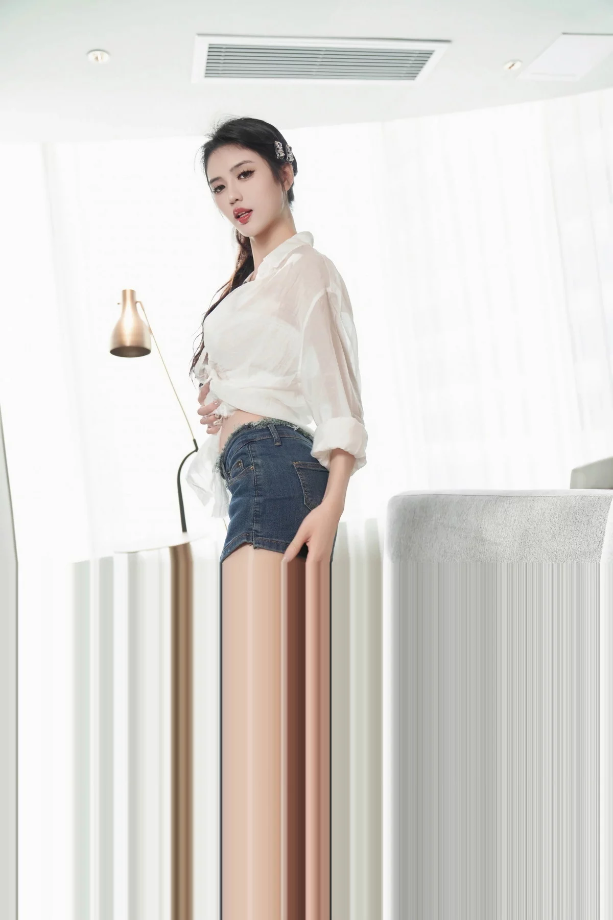 XiuRen第7667期_模特浅浅Danny性感白T配牛仔短裙露闪亮肉丝秀美腿诱惑写真89P