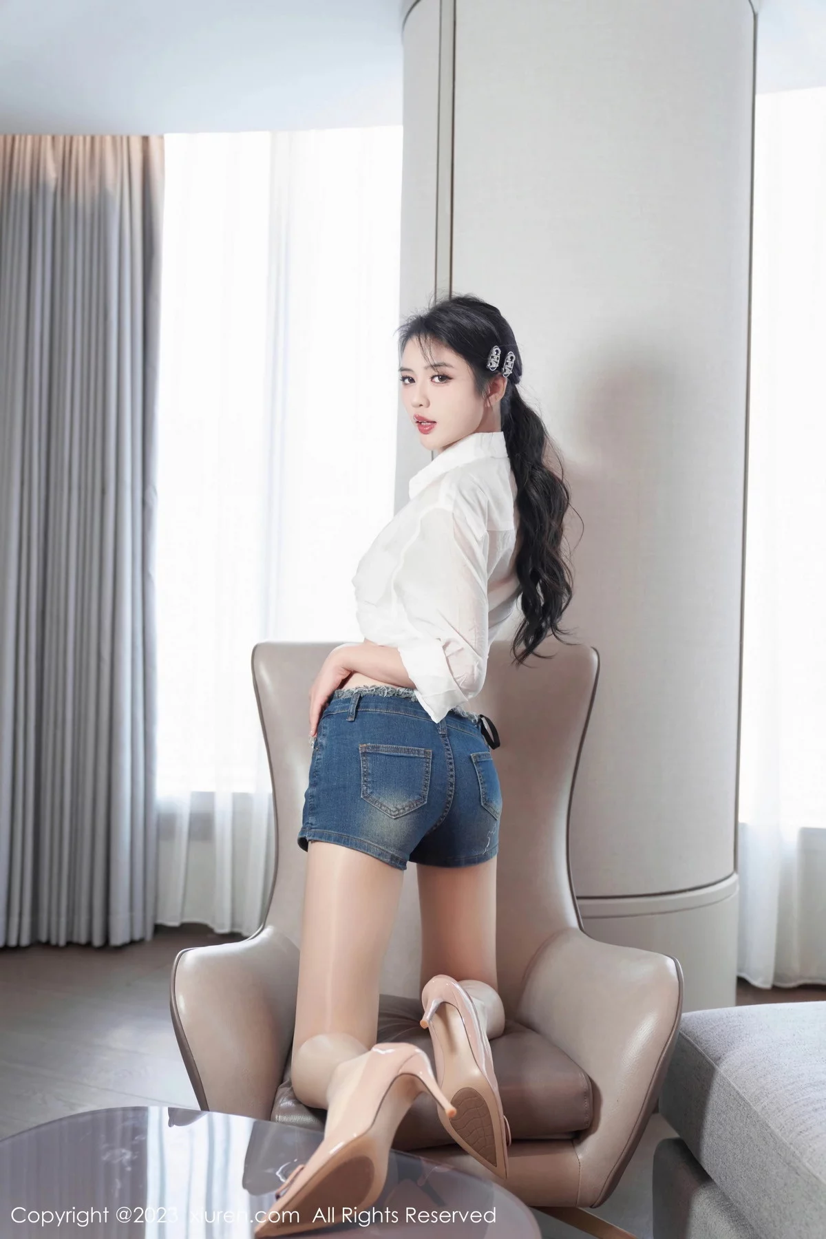 XiuRen第7667期_模特浅浅Danny性感白T配牛仔短裙露闪亮肉丝秀美腿诱惑写真89P