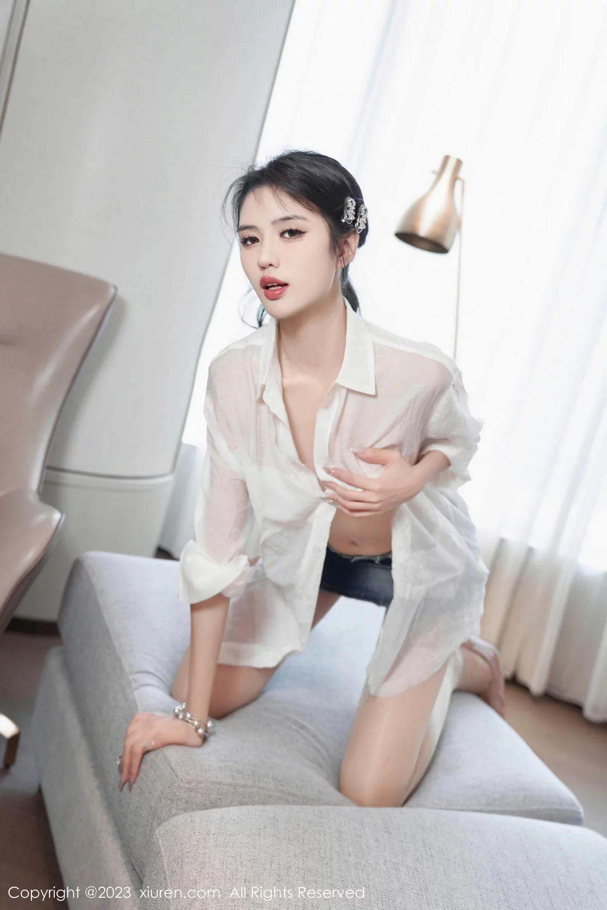 XiuRen第7667期_模特浅浅Danny性感白T配牛仔短裙露闪亮肉丝秀美腿诱惑写真89P
